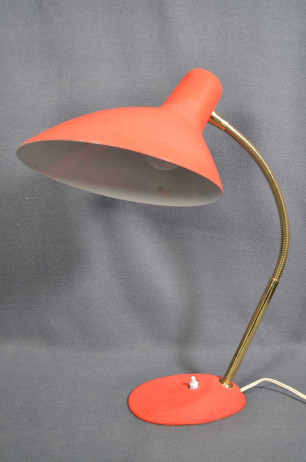Jean Boris LACROIX (1902-1984), Desk lamp in red lacquered sheet metal, profiled diffuser