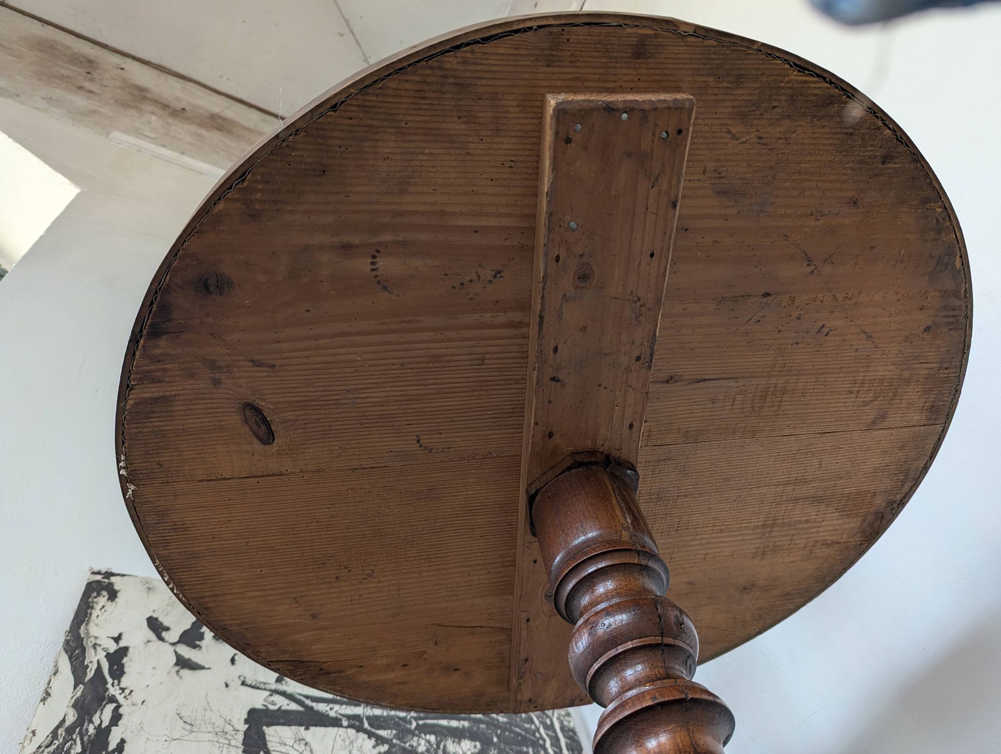Round table, turned oak leg