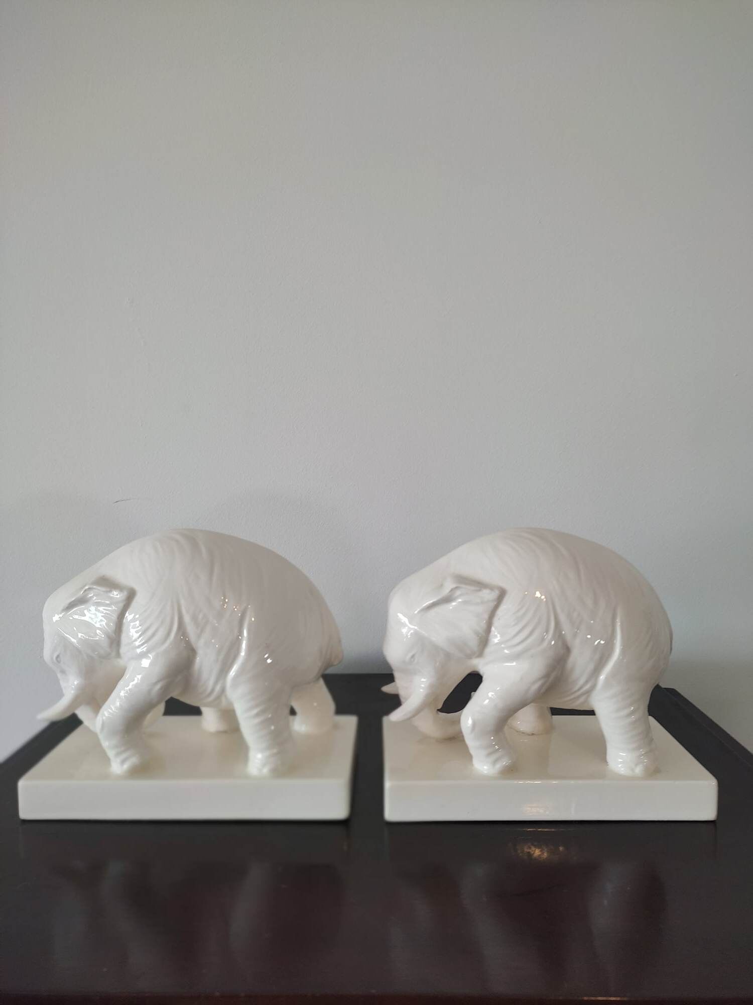 Book endpiece "elephants" in white ceramic