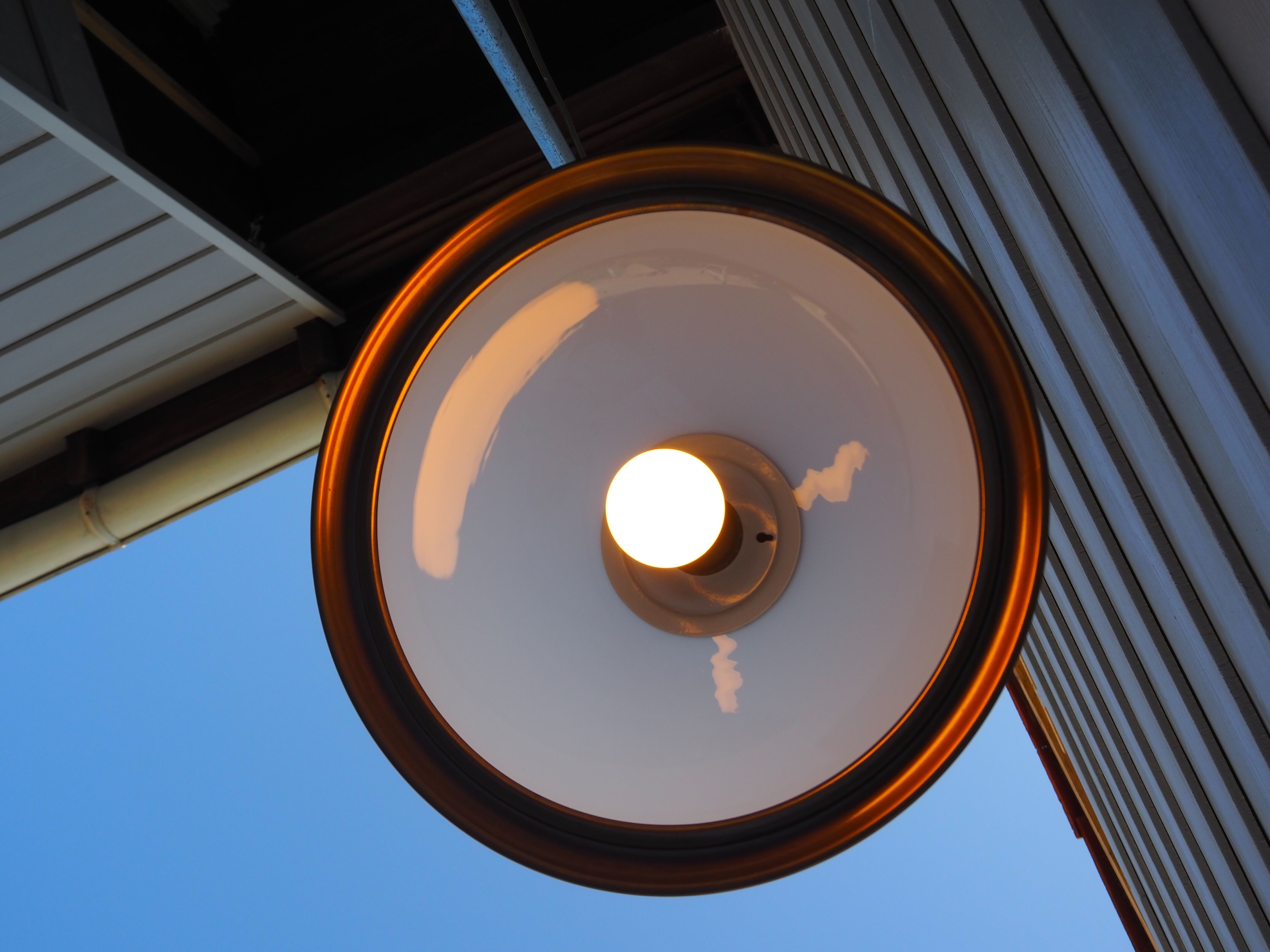 Suspension in white opaline, its edge in aged brass