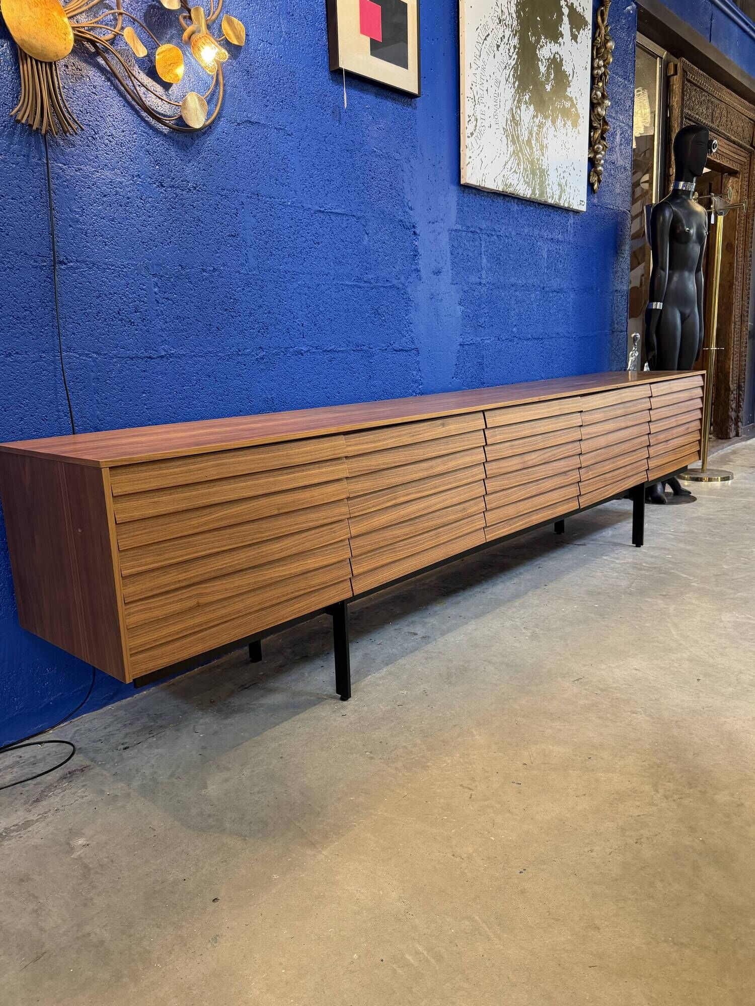 Large 3-metre sideboard in walnut by the manufacturer Punt Mobles.
