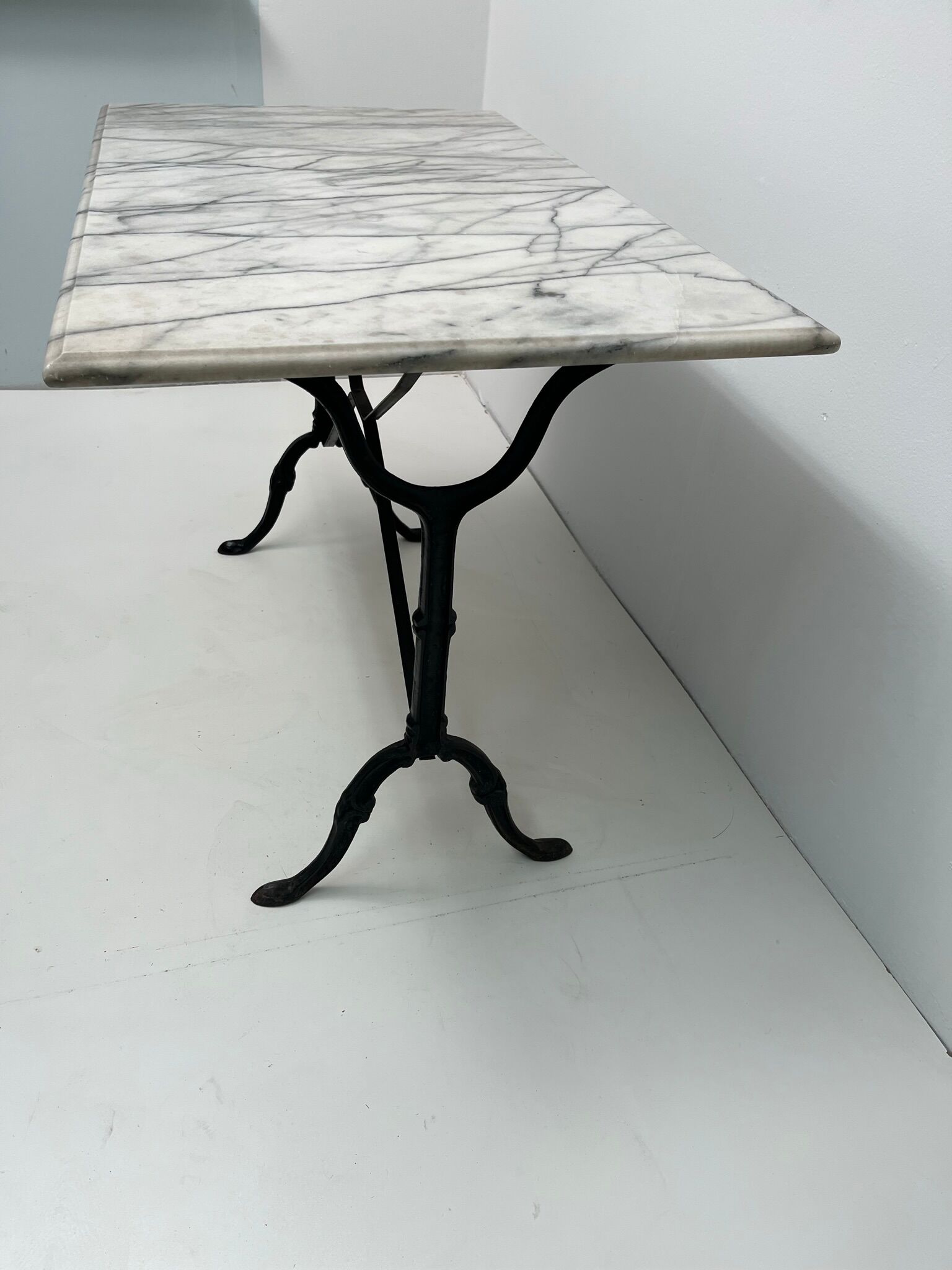 Table bistrot marbre du début du XXe siècle