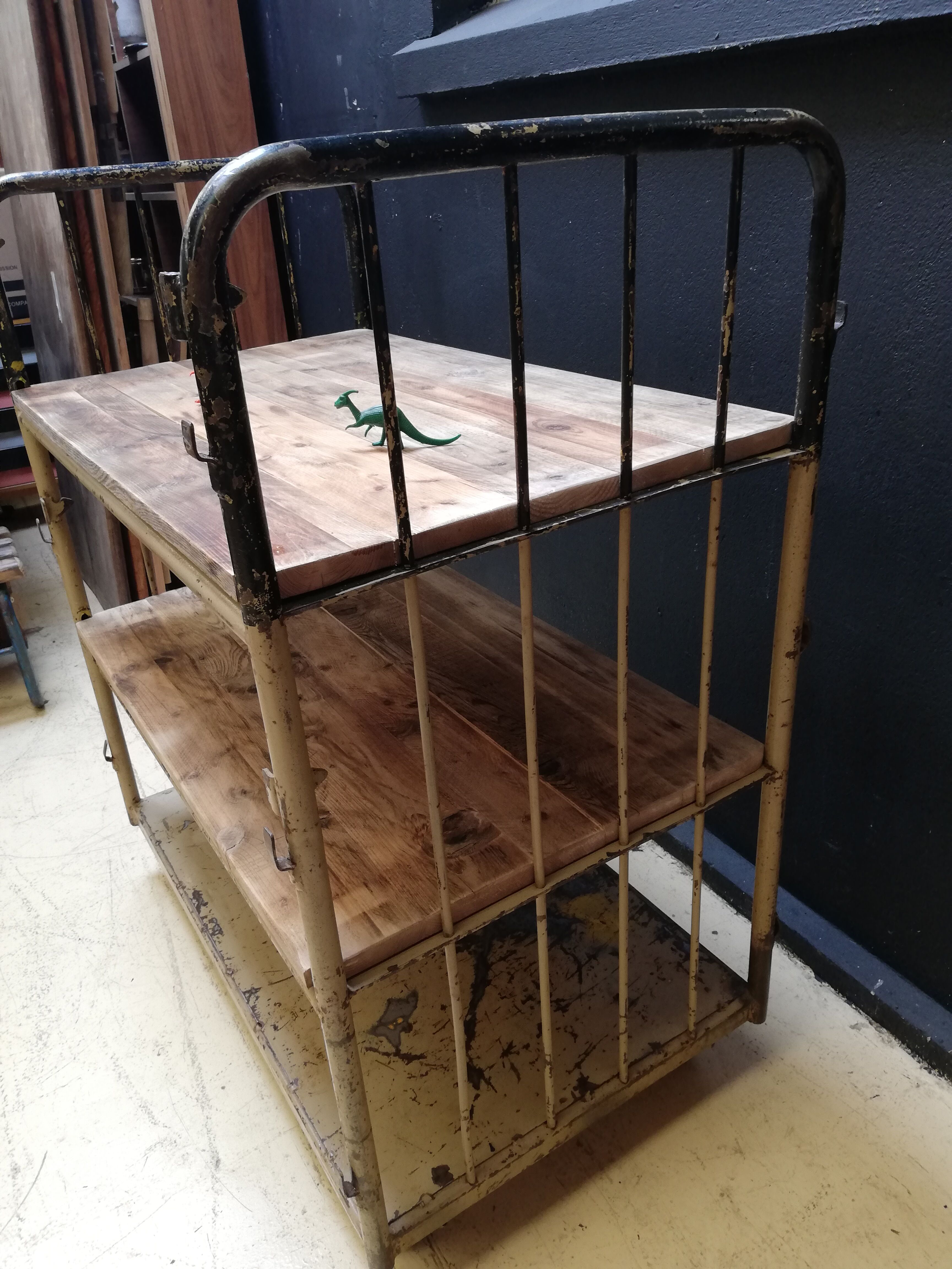 Industrial trolley, roulette shelf