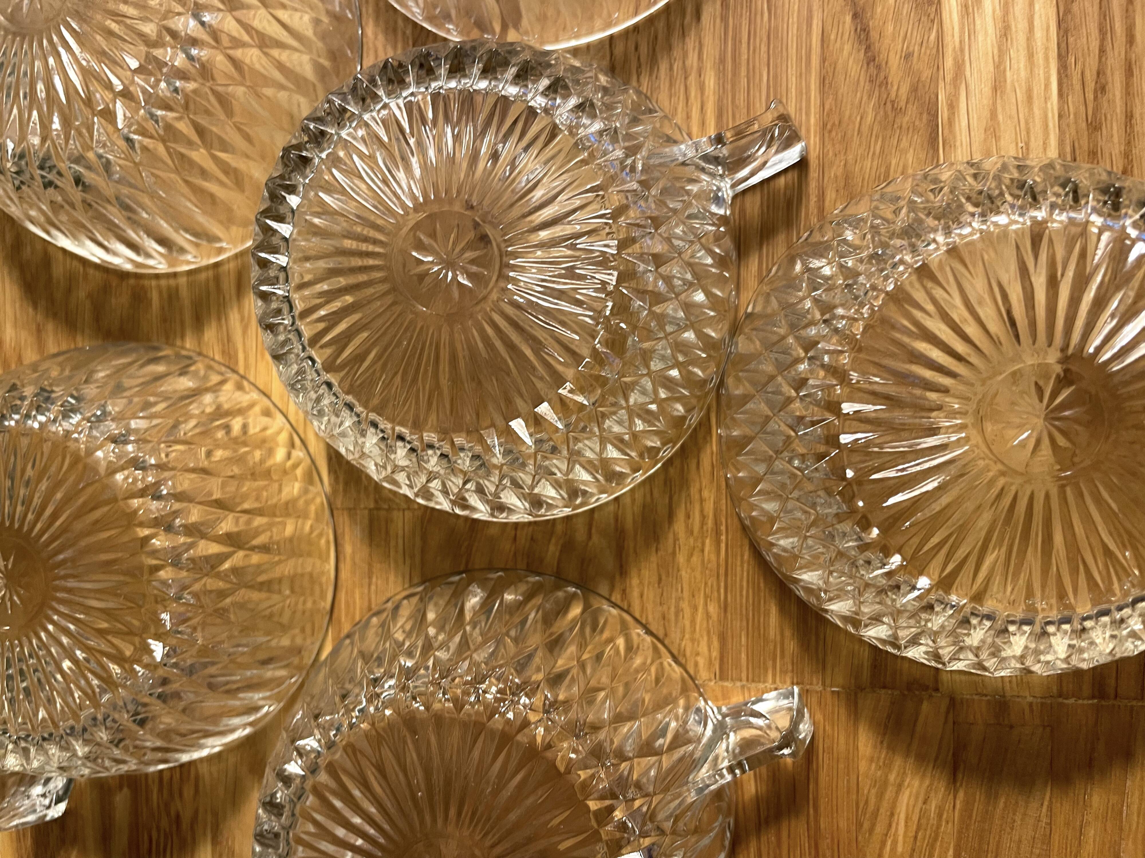 6 tasses à café en verre ciselé vintage en très bon état