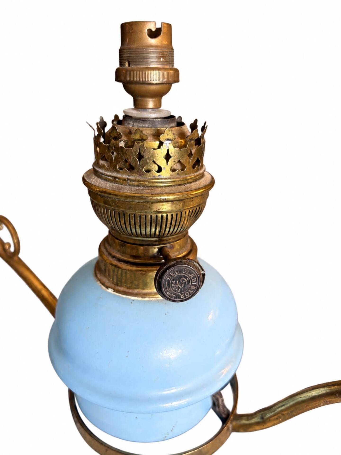 Suspension in electrified blue opaline.