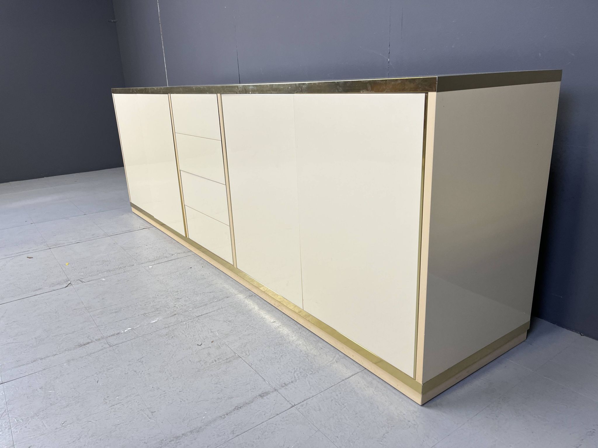 Beige lacquered credenza, 1970s