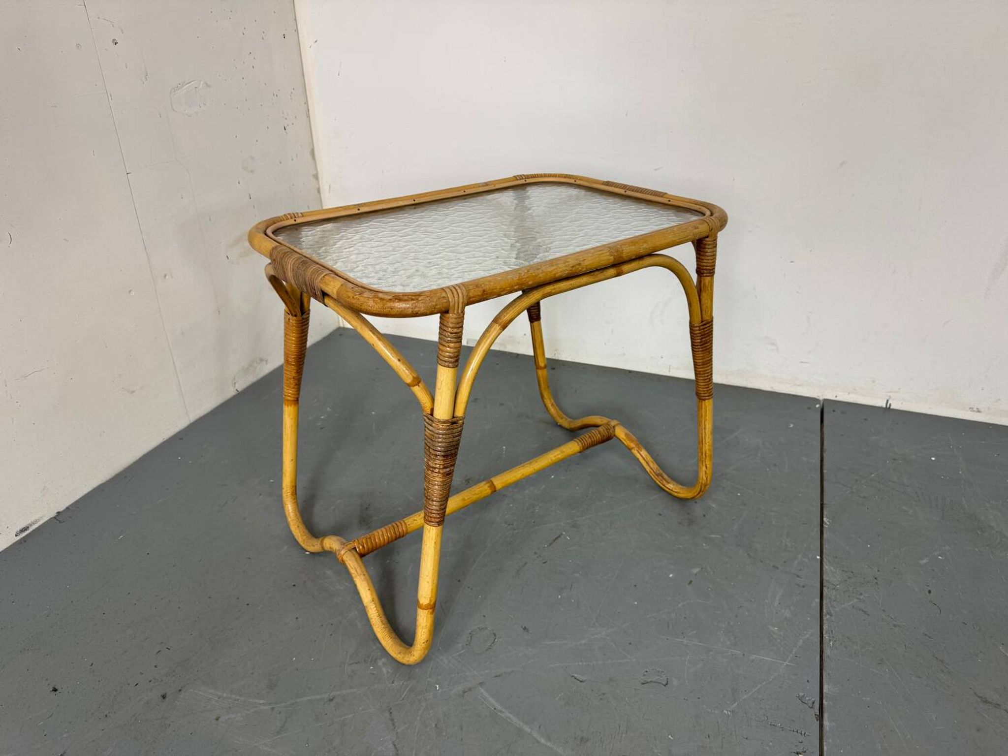 Table d'appoint bohème vintage en rotin, bambou et verre de Rohé Noordwolde,