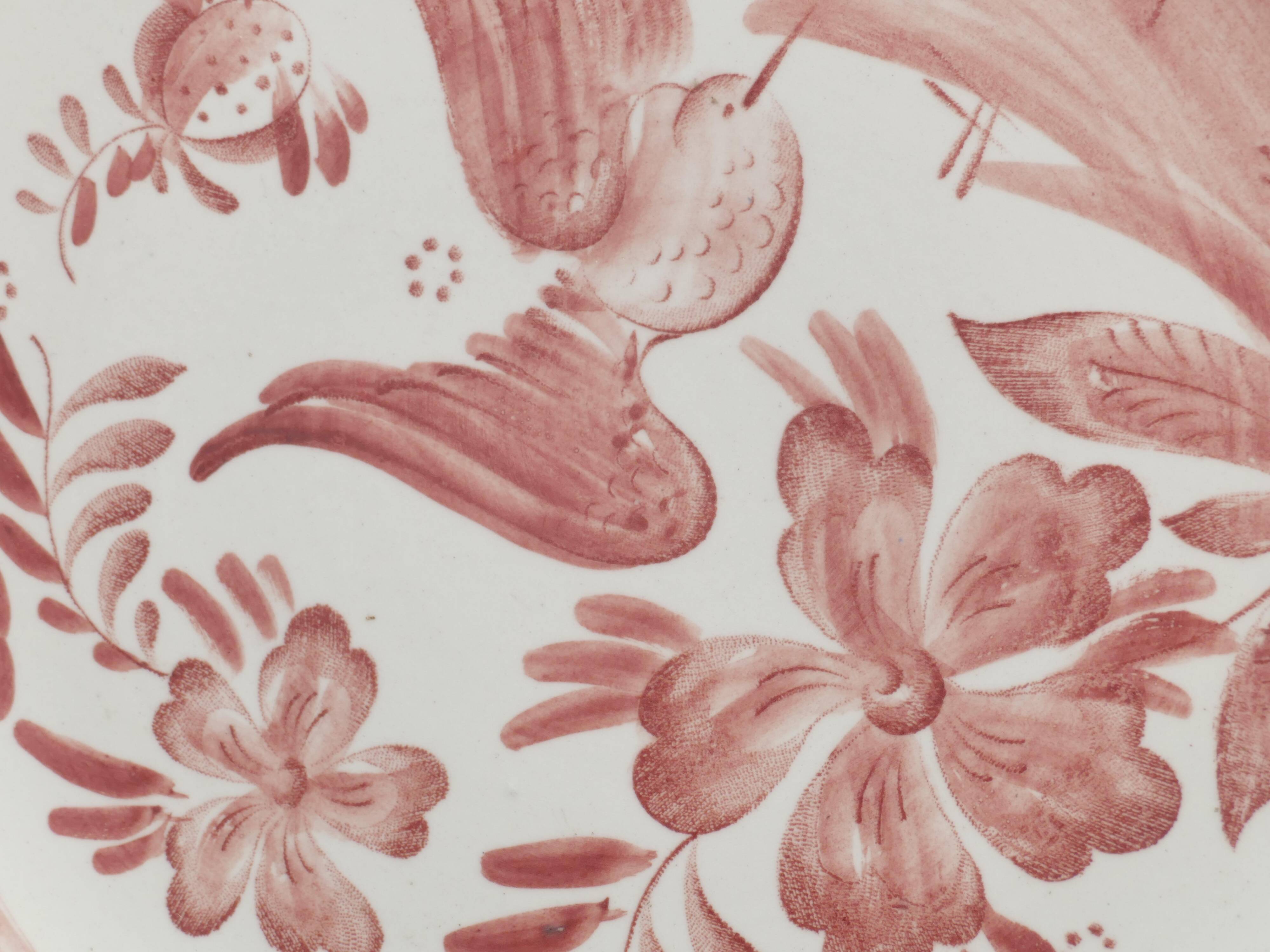 Plat en art populaire avec motif floral rouge par Ilse Claesson pour Rörstrand, Suède 1930
