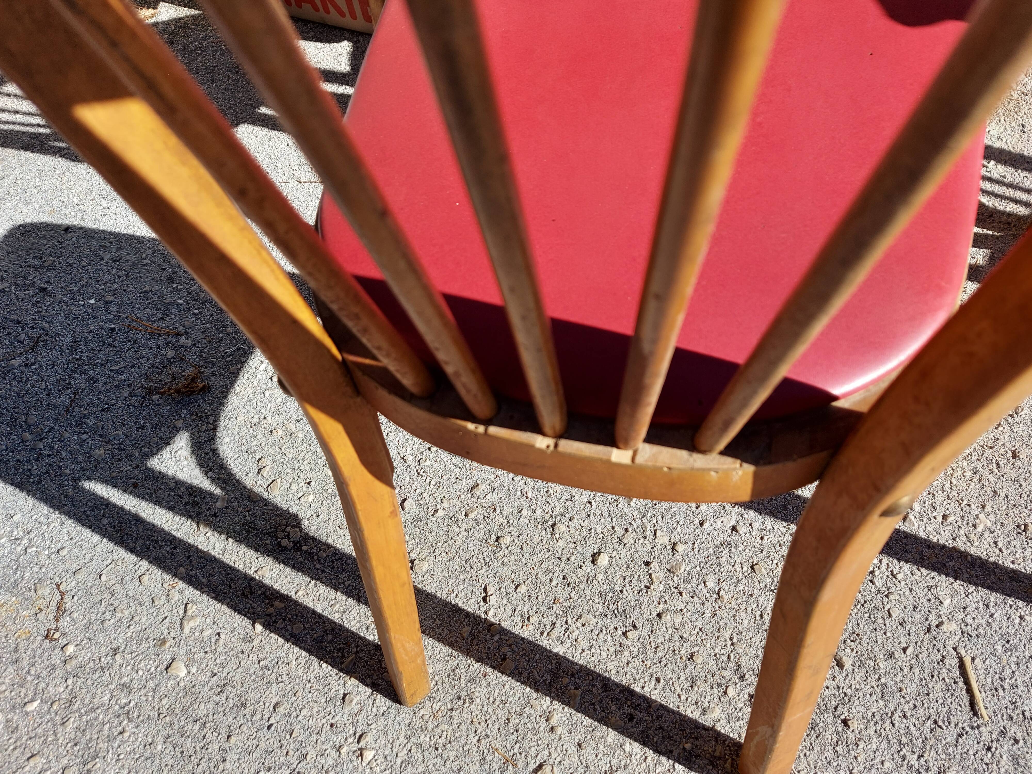 Lot de 5 chaises baumann en hêtre et simili cuir rouge 1950