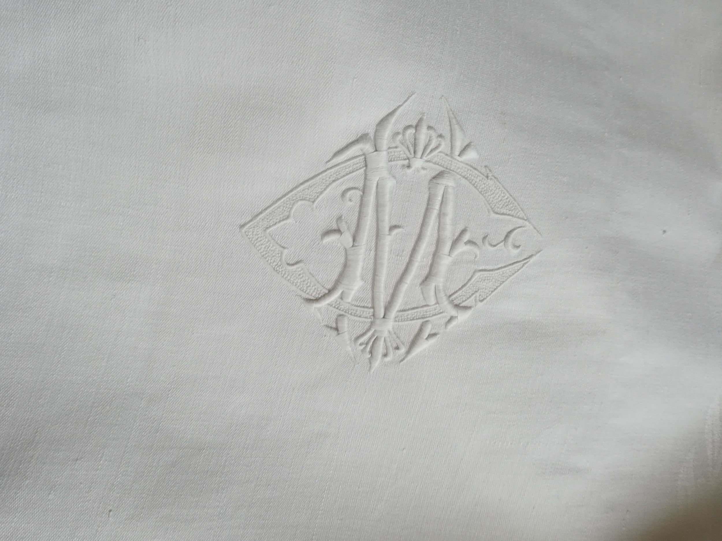 Long-length damask linen tablecloth
