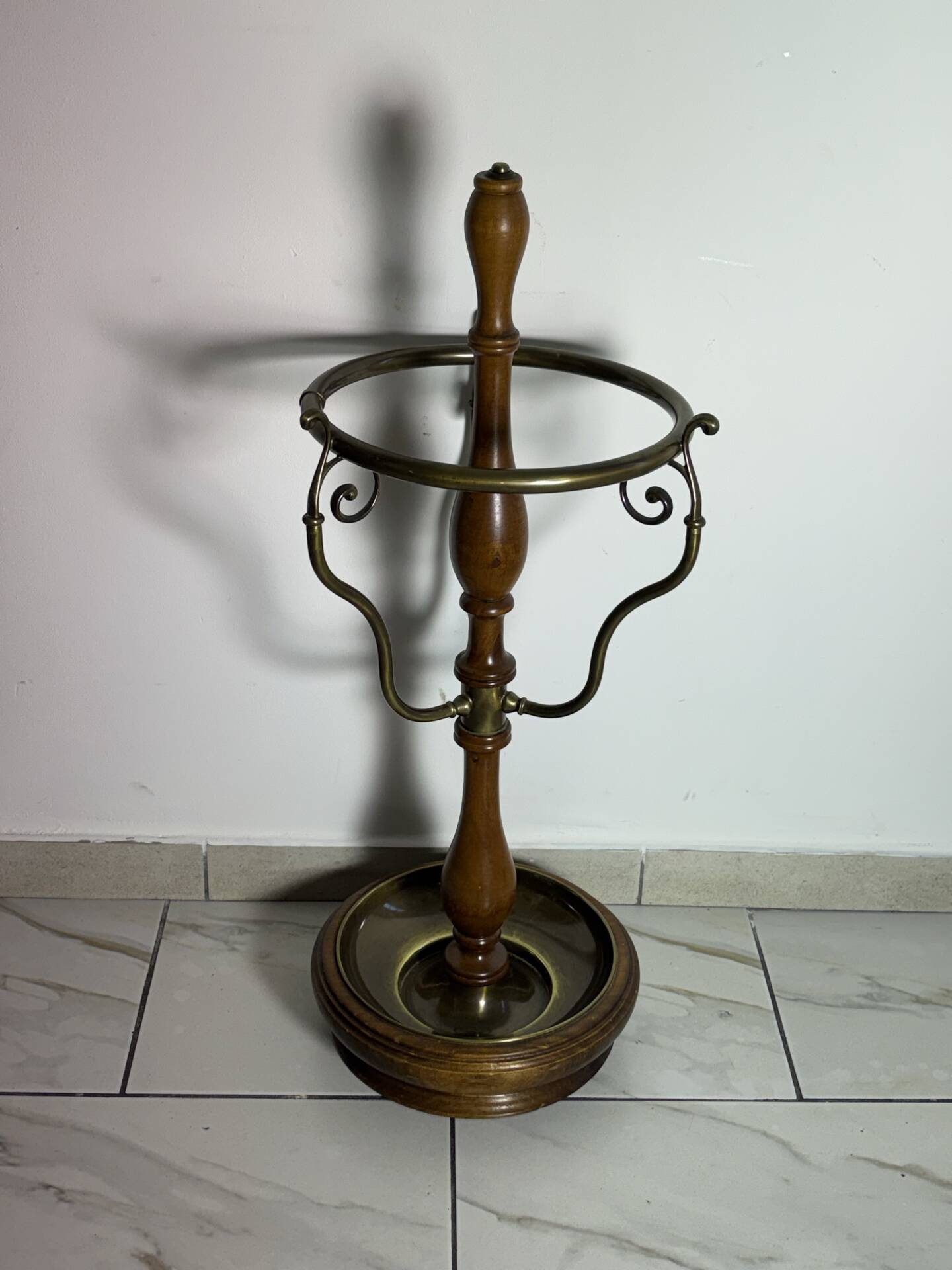 Umbrella stand and English-style wooden and brass canes, 20th century.
