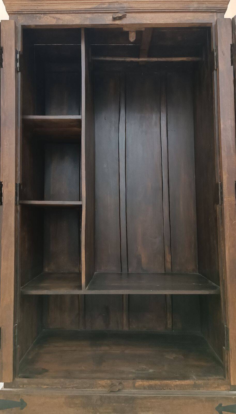 Ancienne Armoire penderie du Rajasthan - bois exotique, réalisée à partir de porte indienne antique