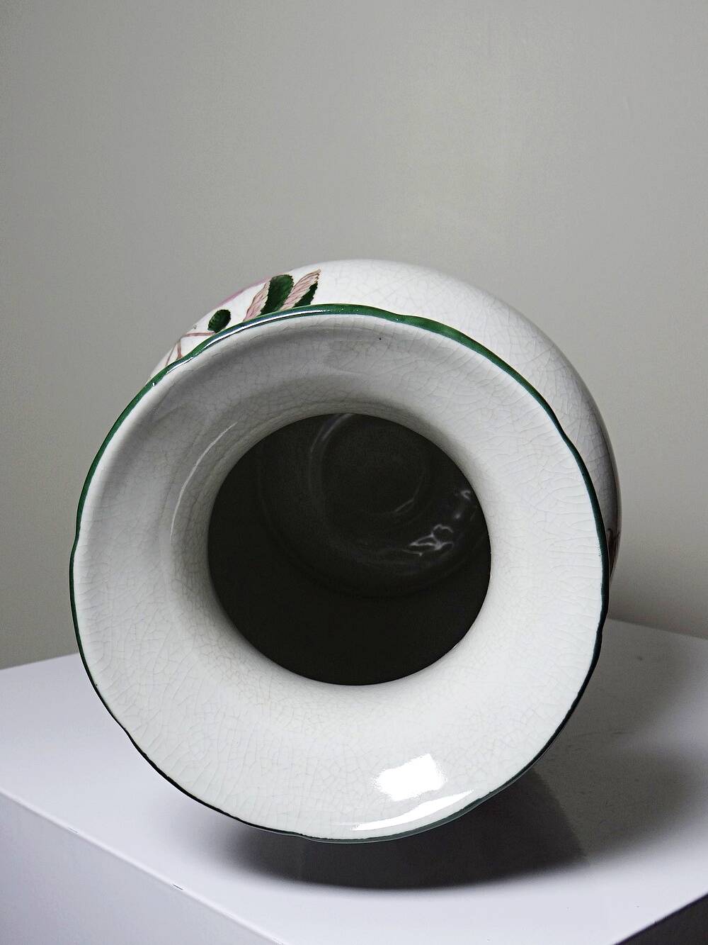 Impressive cracked earthenware vase with polychrome botanical decoration by Wong Lee, 1895, vintage.
