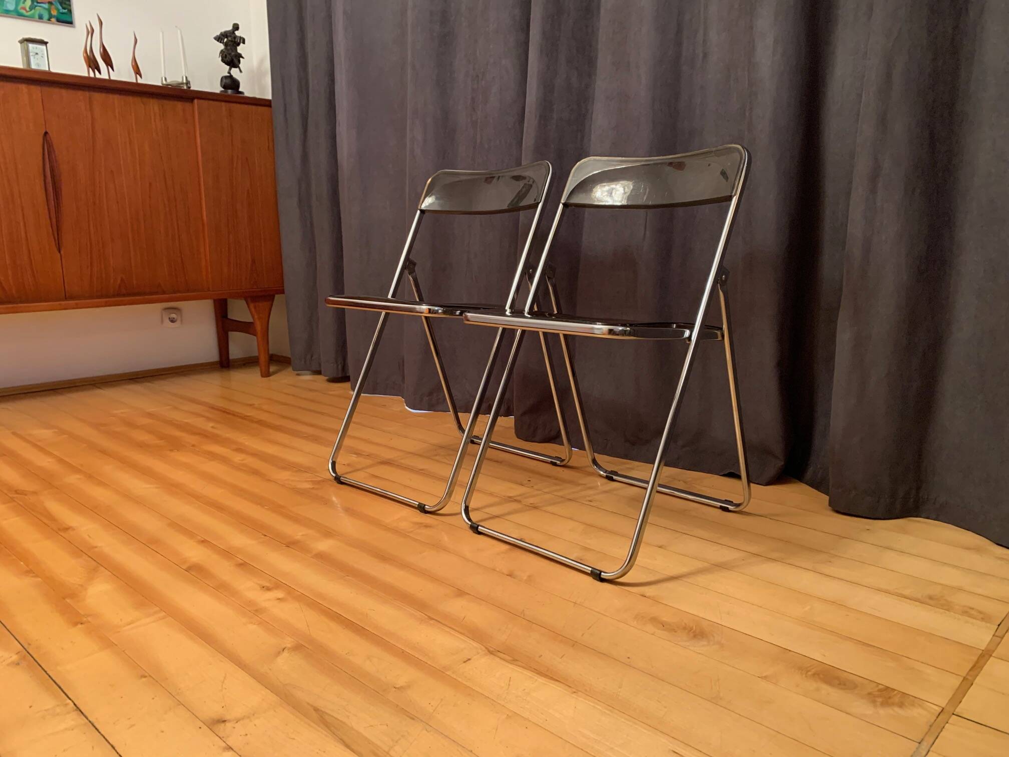 A pair of modernist folding chairs, 1970s