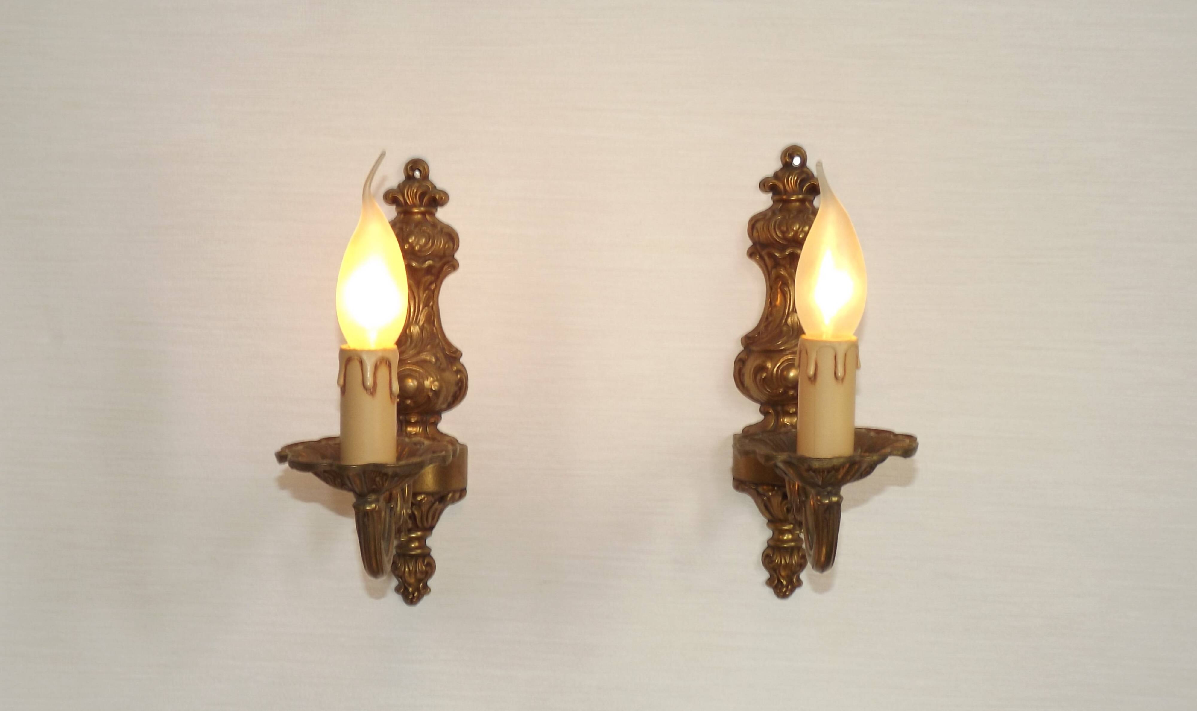 Pair Of Elegant Vintage French Traditional Style Bronze Single Wall Lights