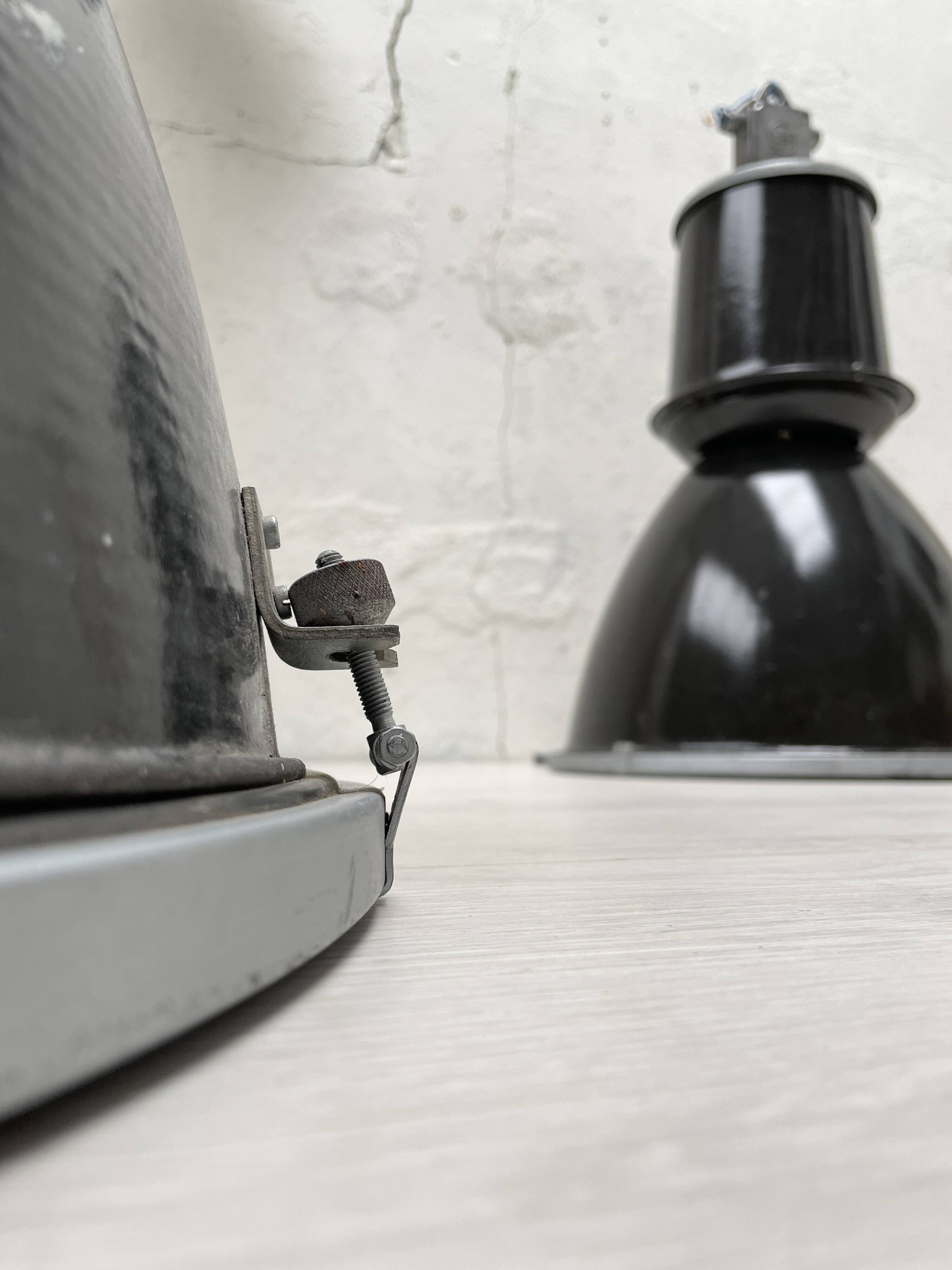 Suite de trois lampes industrielles.