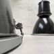 Suite de trois lampes industrielles.