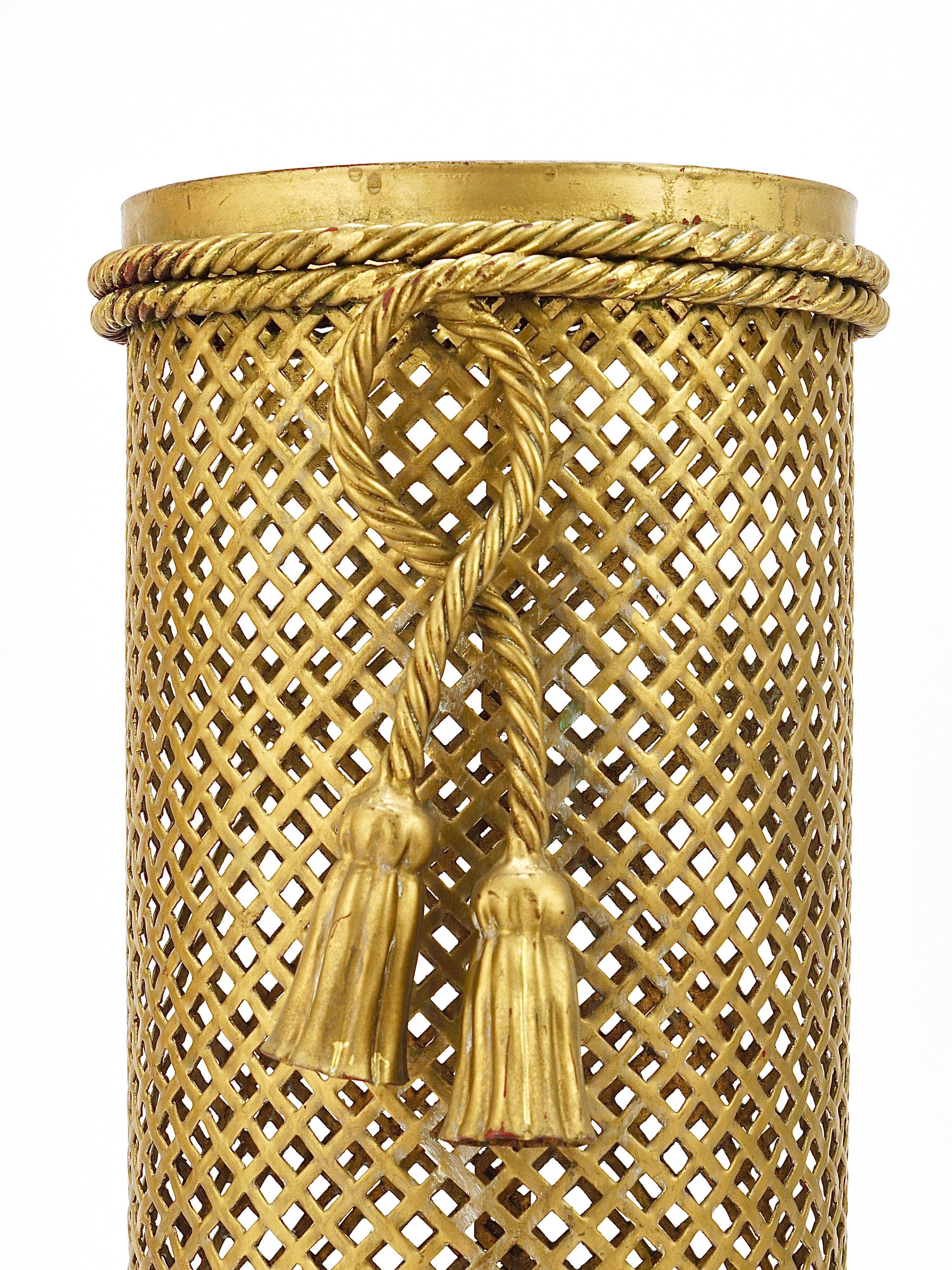 Hollywood Regency umbrella stand in gold metal with cord and tassels, Li Puma Firenze, 1950.