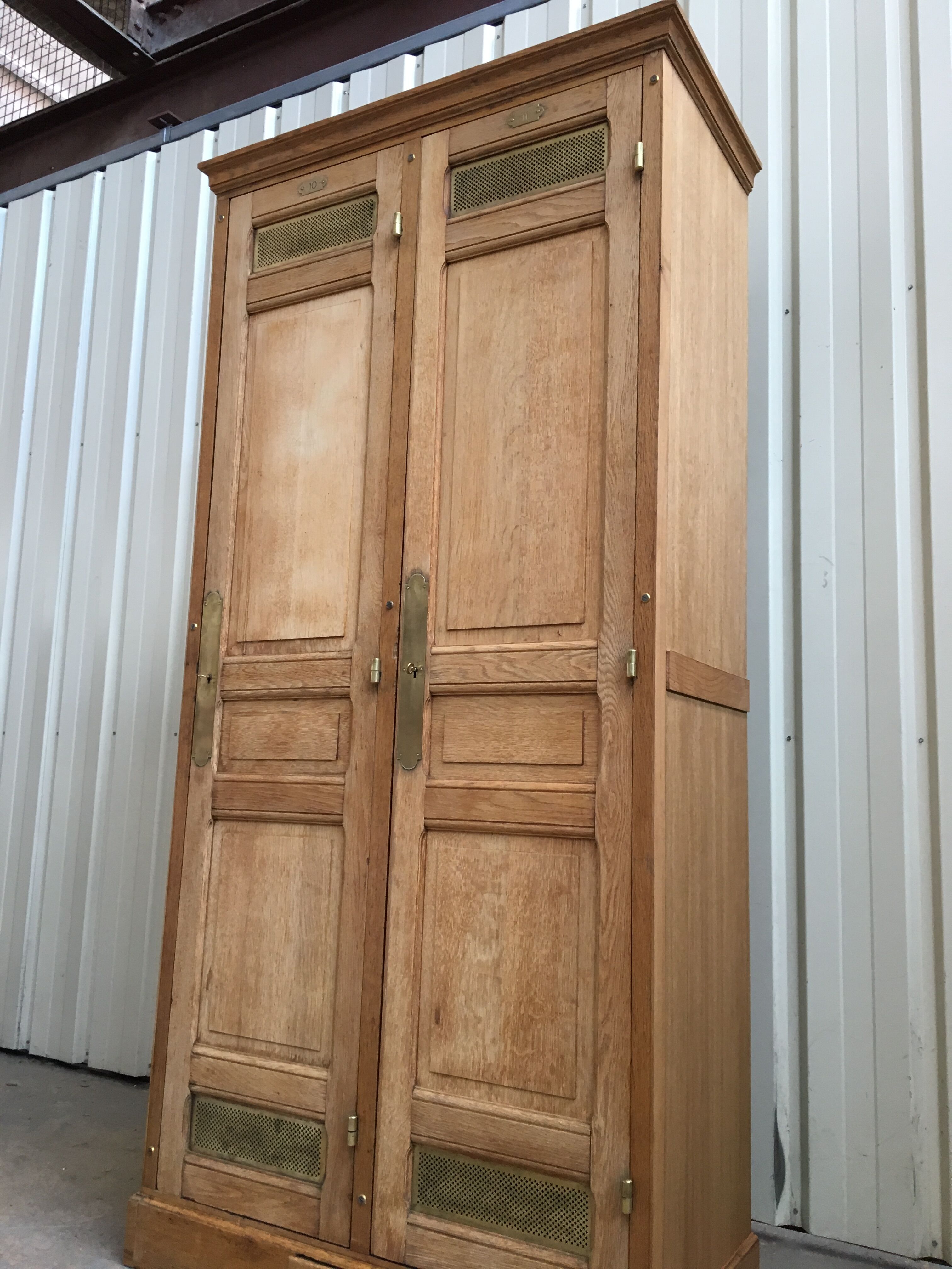 old-time oak cloakroom bank of France year 30/40