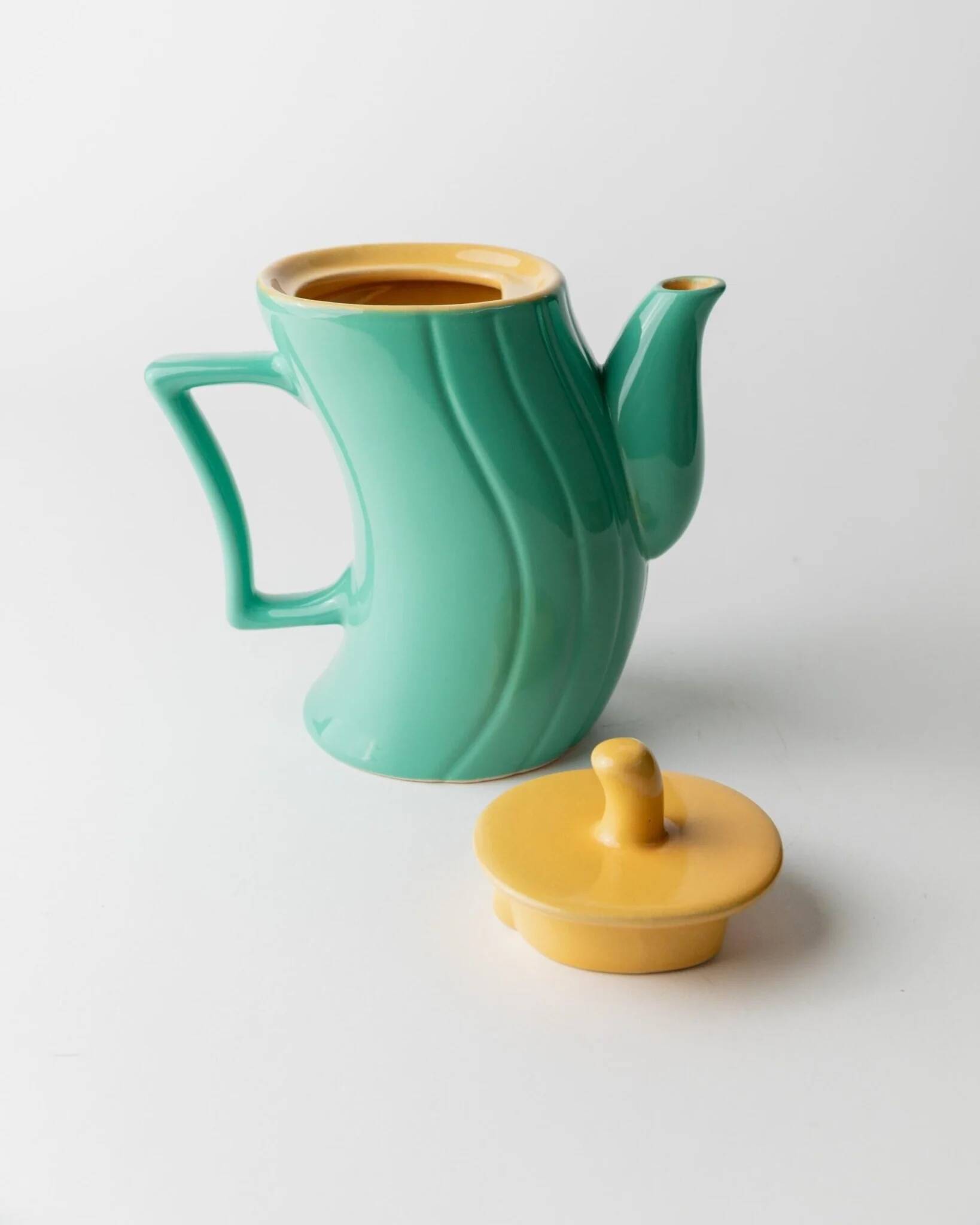 Théière en céramique turquoise par Massimo Iosa Ghini pour Naj Oleari – Couvercle jaune, flair postmoderne Memphis, années 1980.