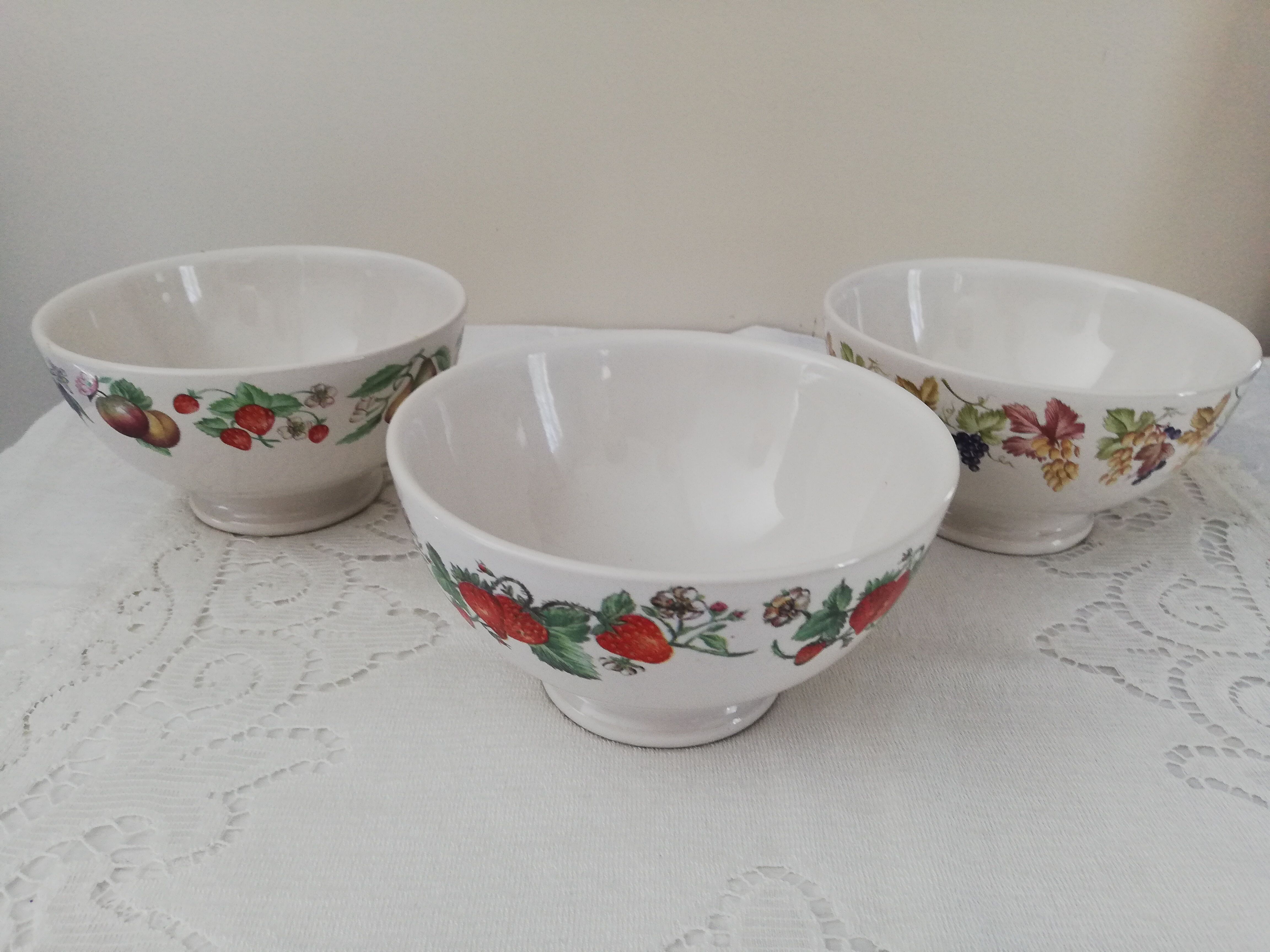 Set 3 large bowls and their sugar bowl, jam maker