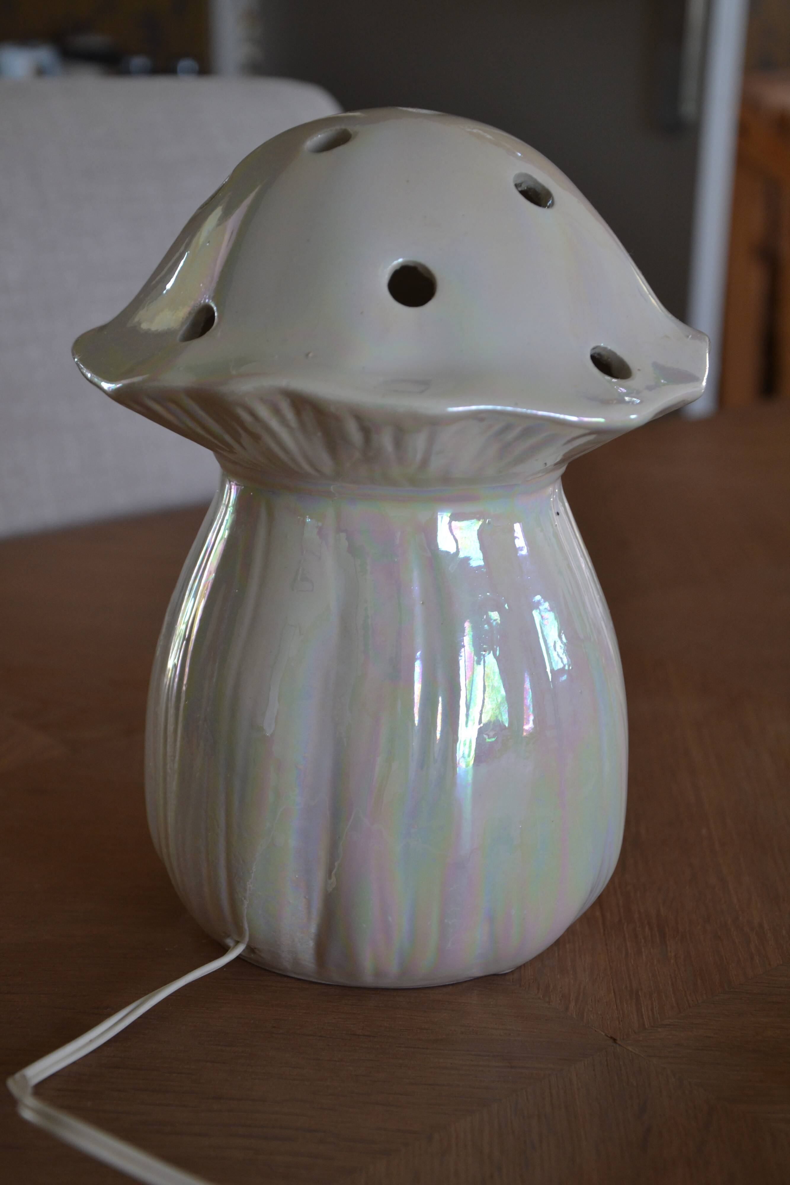 Iridescent ceramic night light for children, Italian.
