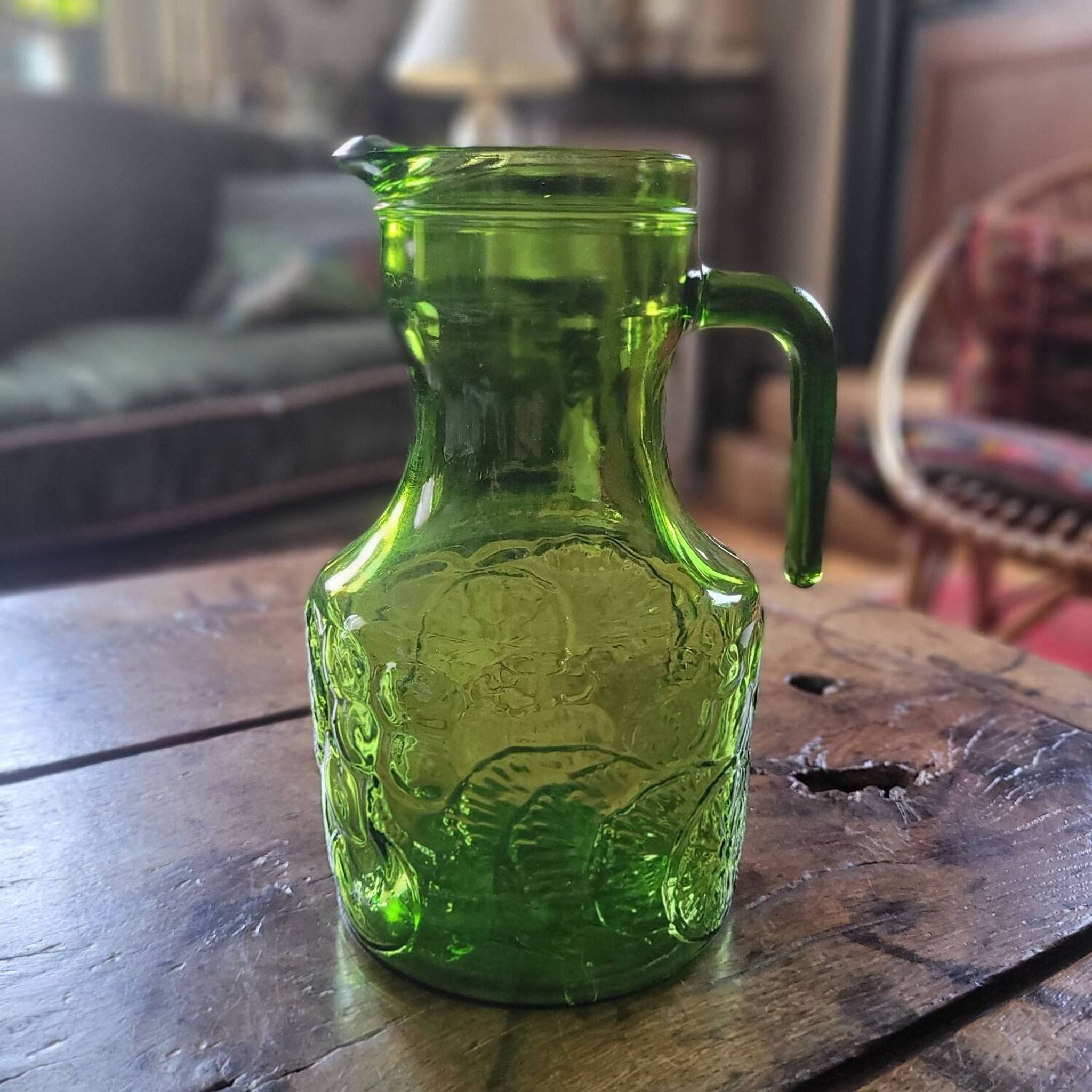 Pichet vert à décor de fruits – années 60