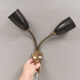 Applique ancienne avec abat-jour en métal noir et bras courbés en laiton