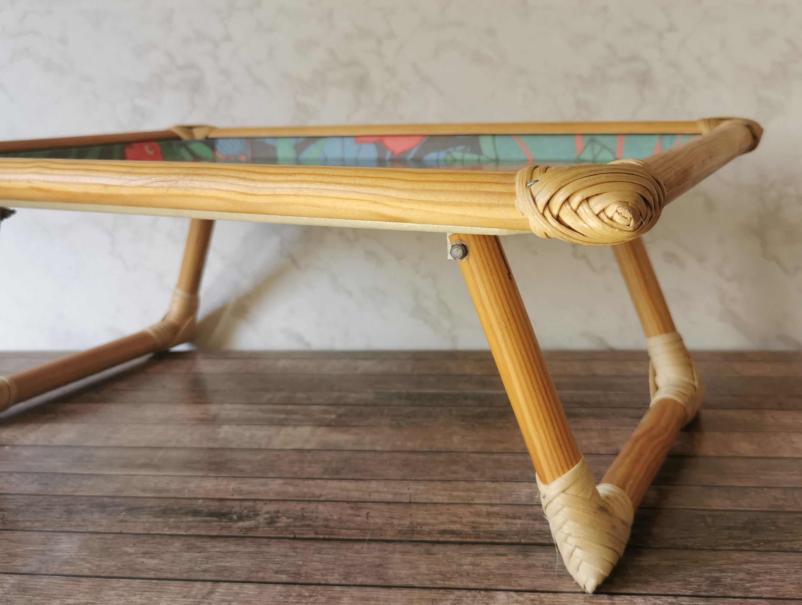 Folding tray parrots and flowers fiber and rattan