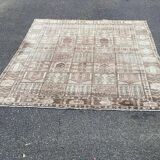 Handmade beige Bakhtiar rug with flowers 200x300.