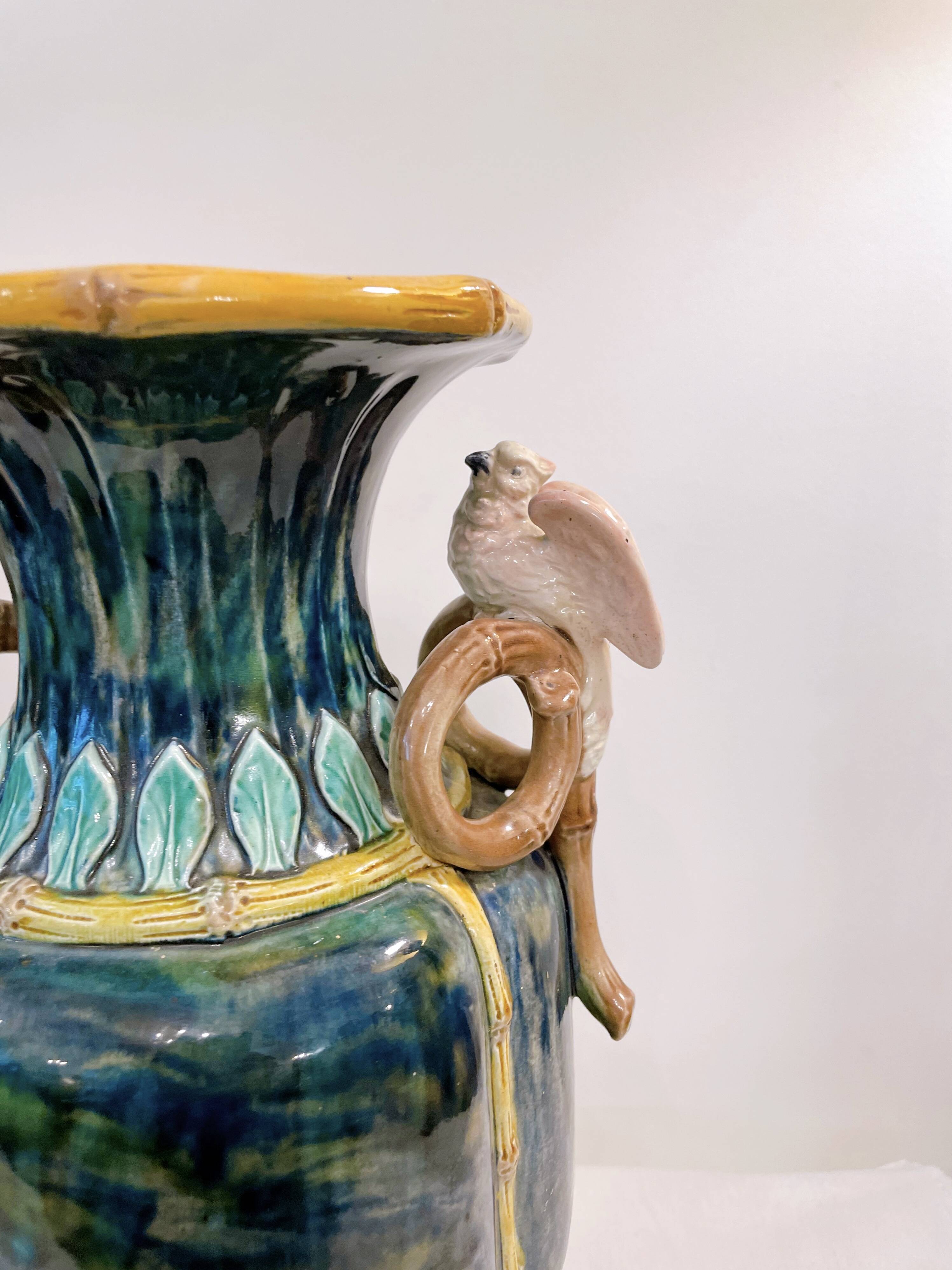 Vase en barbotine émaillée à décor d'oiseaux et bambou