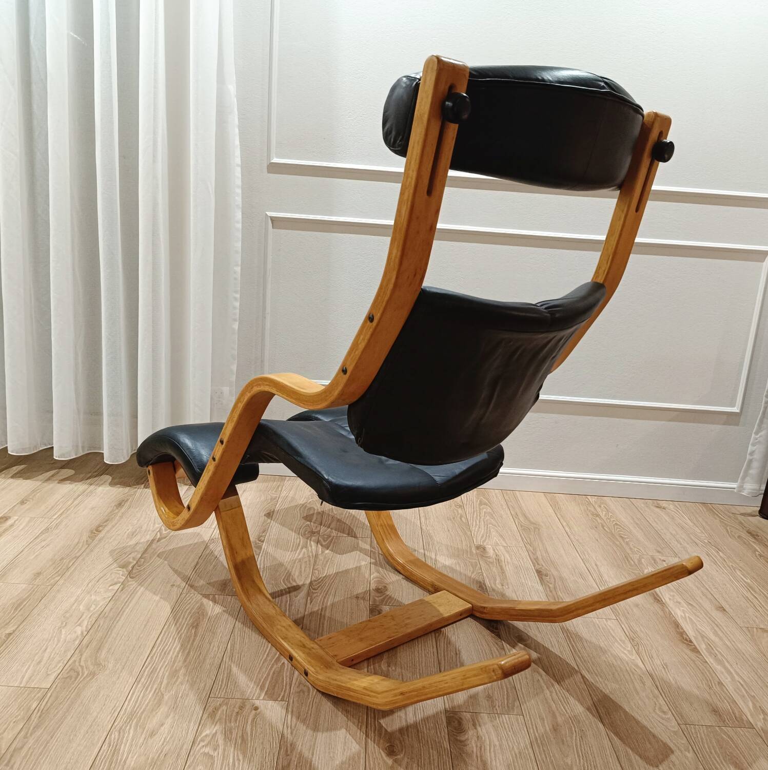Stokke zero gravity chair, design Peter Opsvik
