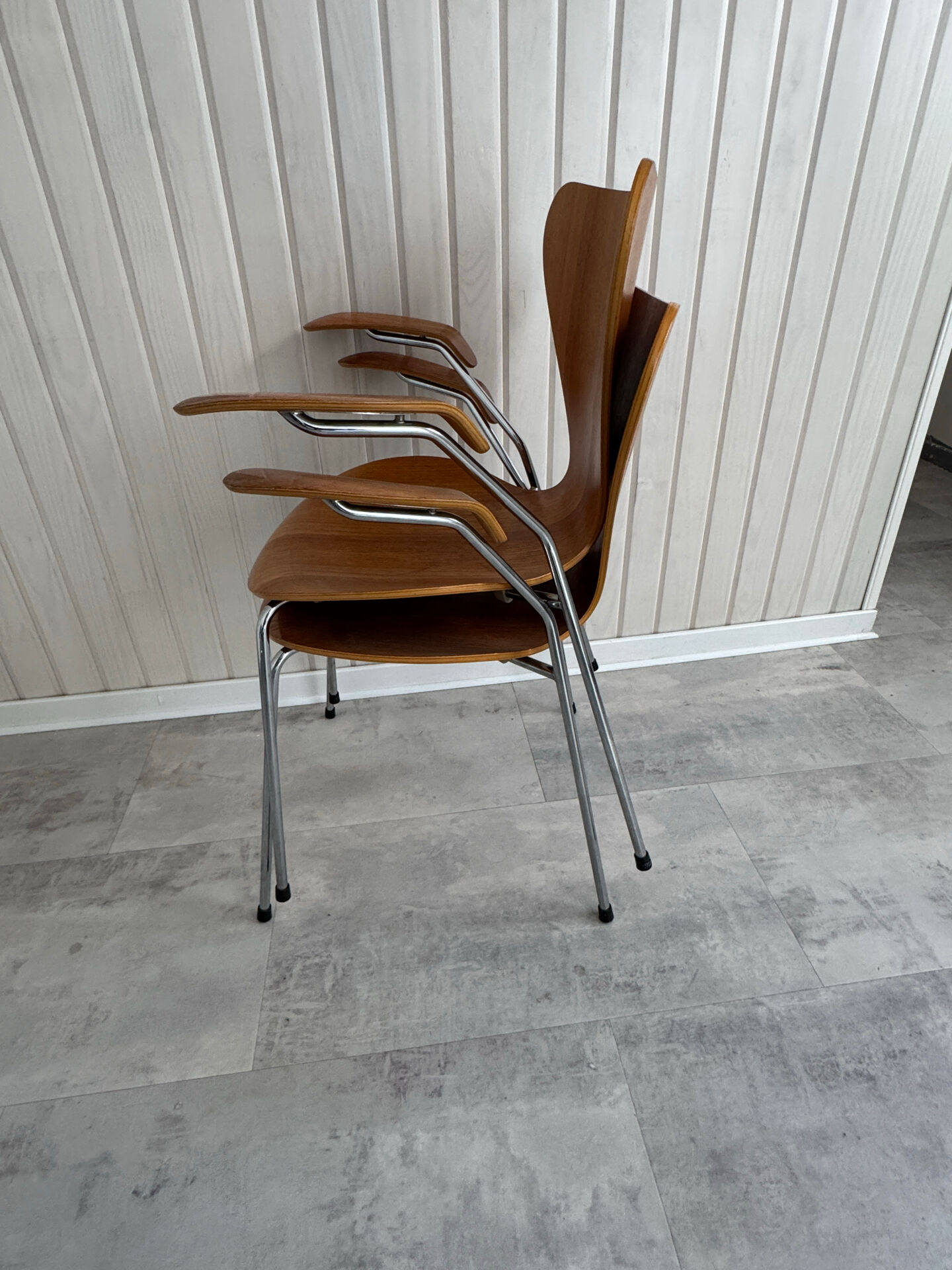 2 Series 7 chairs with armrests (3207) by Arne Jacobsen – Fritz Hansen
