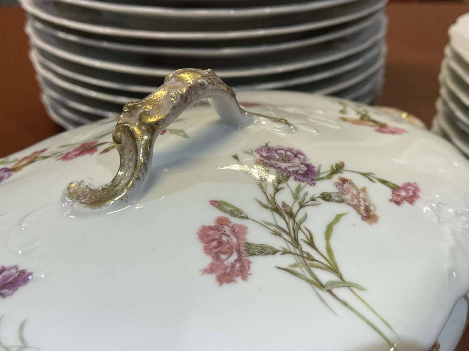 Service de table en porcelaine de Limoges à décor floral des années 1950 - 31 pièces