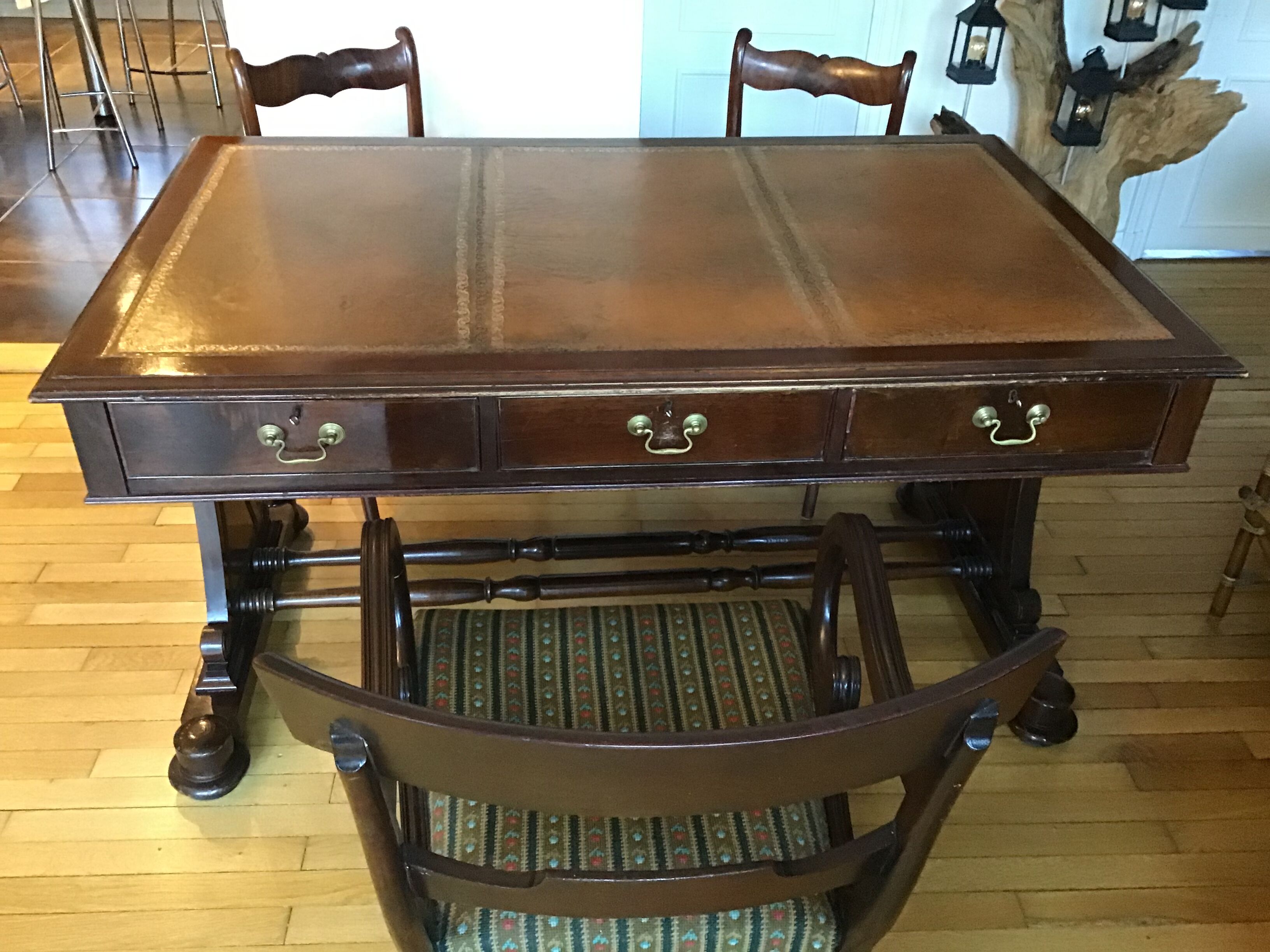 Minister's office and 3 chairs