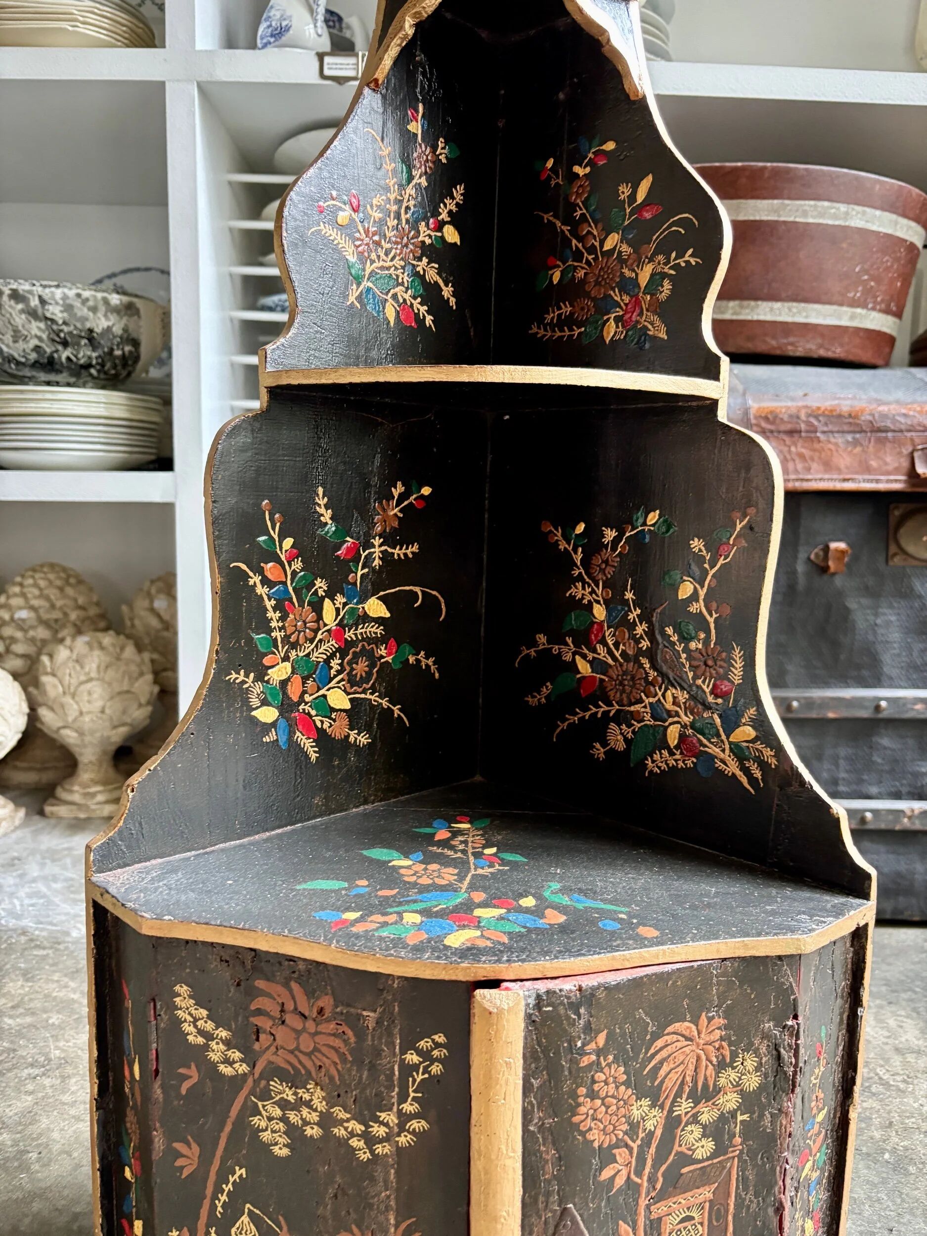 Encoignure en bois laqué noir et décor polychrome, XVIIIème s.