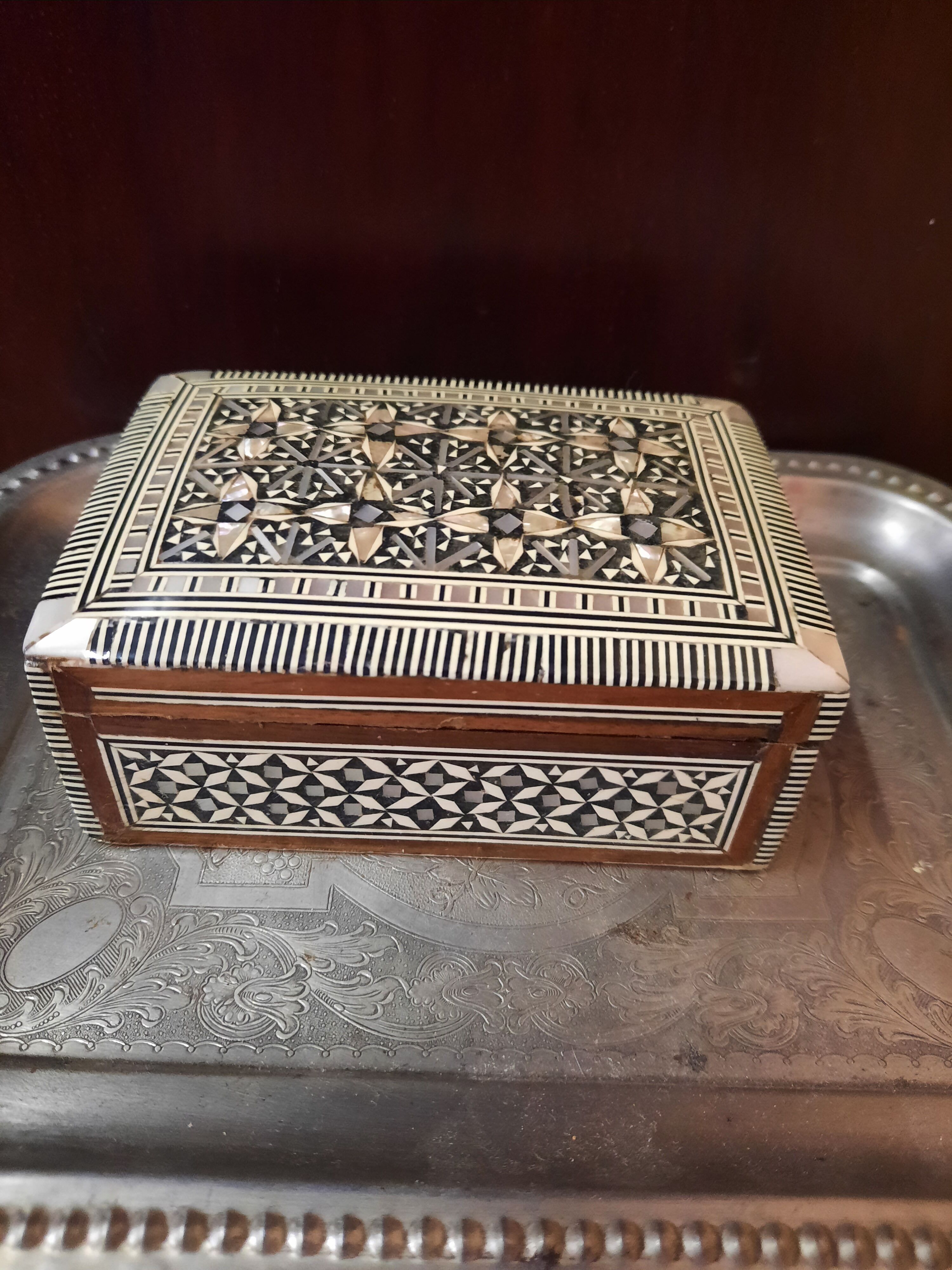 Oriental box in mother-of-pearl marquetry