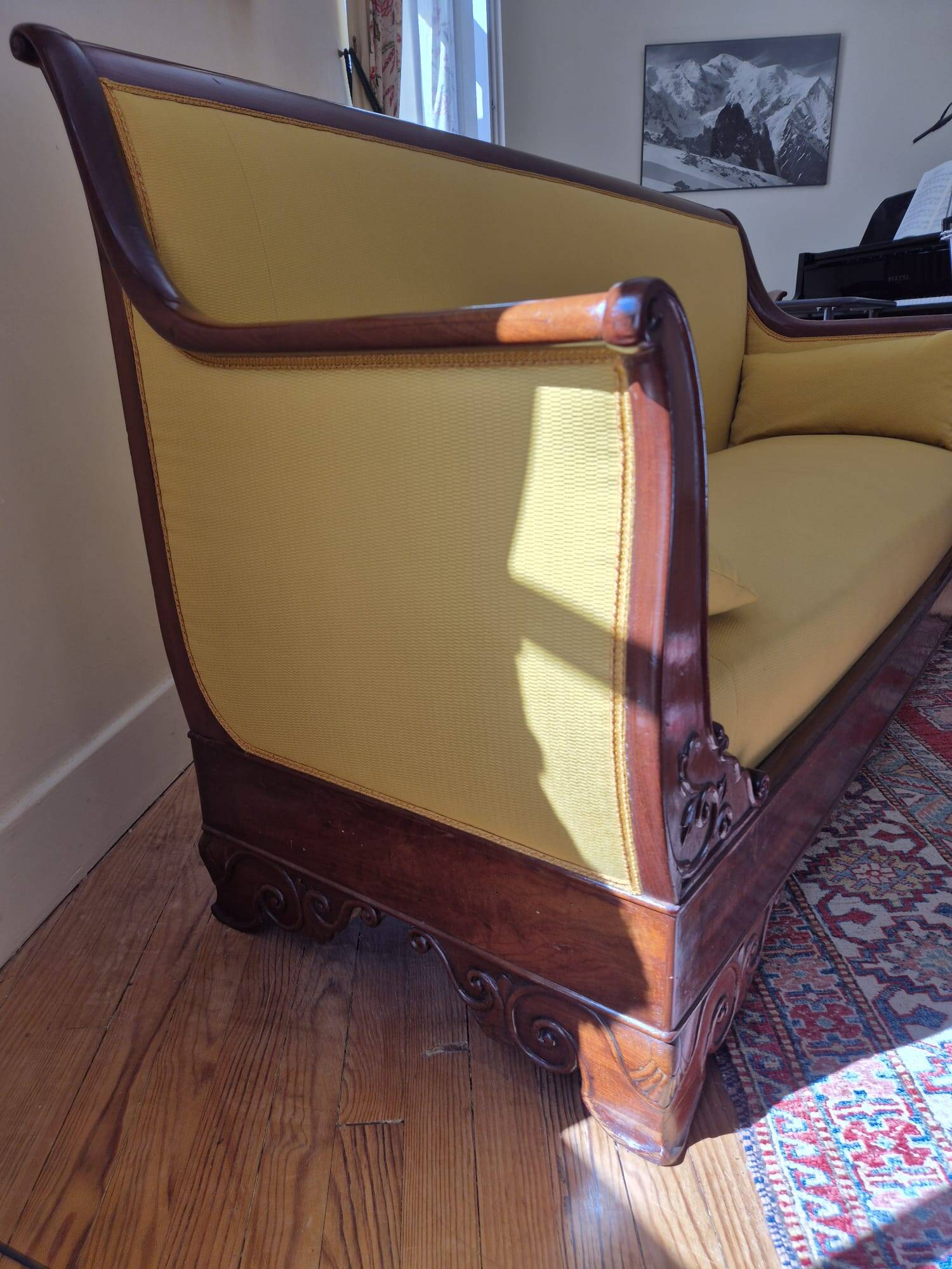 Mahogany canapé – Restoration period (19th century) – Yellow fabric