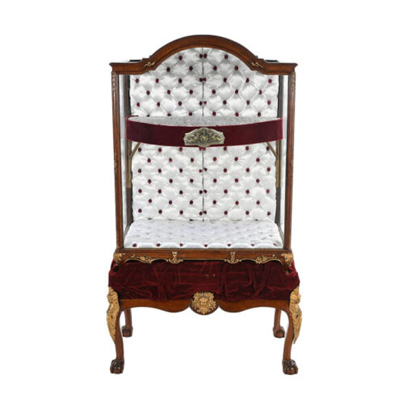 Vitrine de bijoutier en acajou à piètements en bronze doré