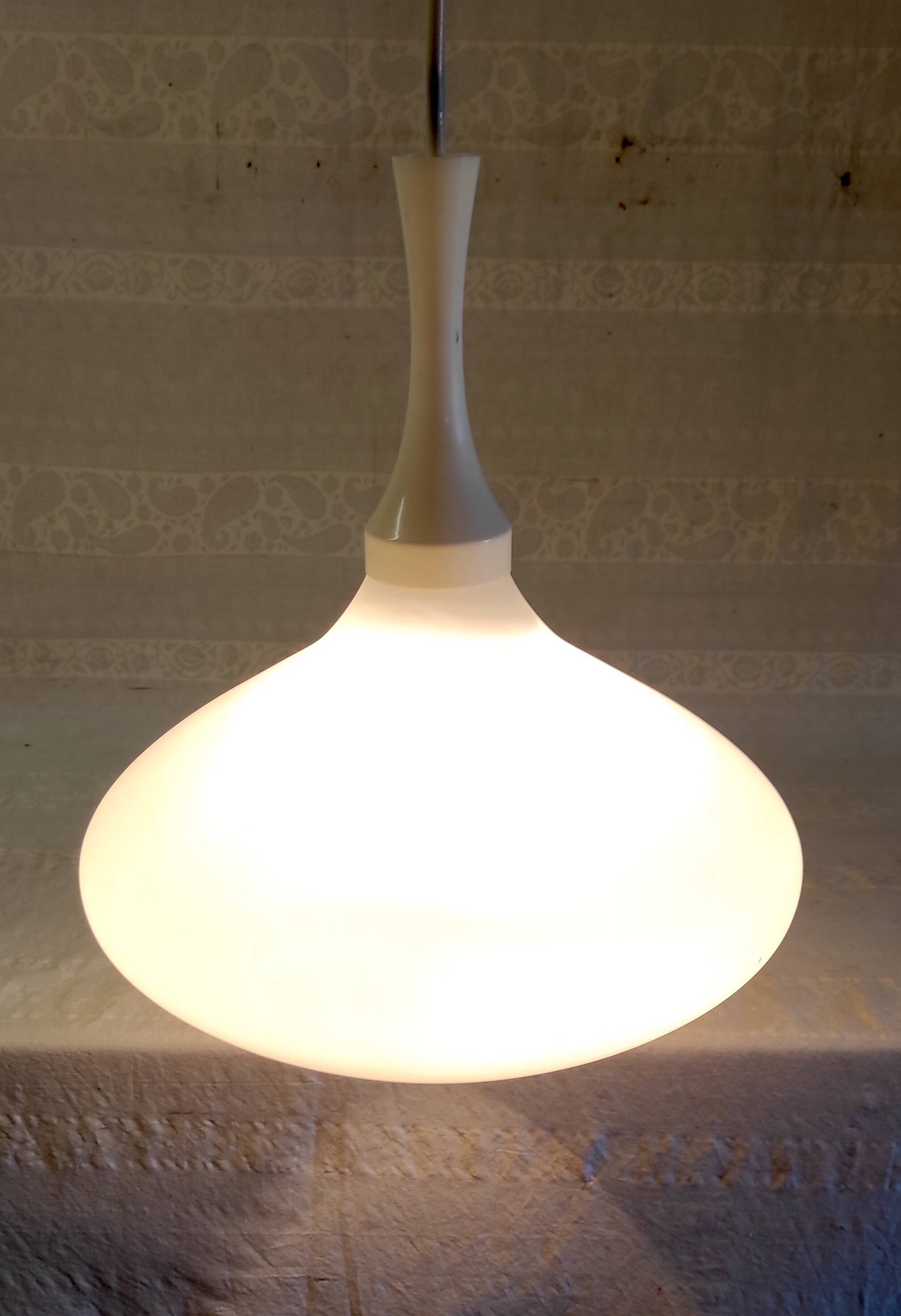 Suspension design en verre opalin - années 60/70