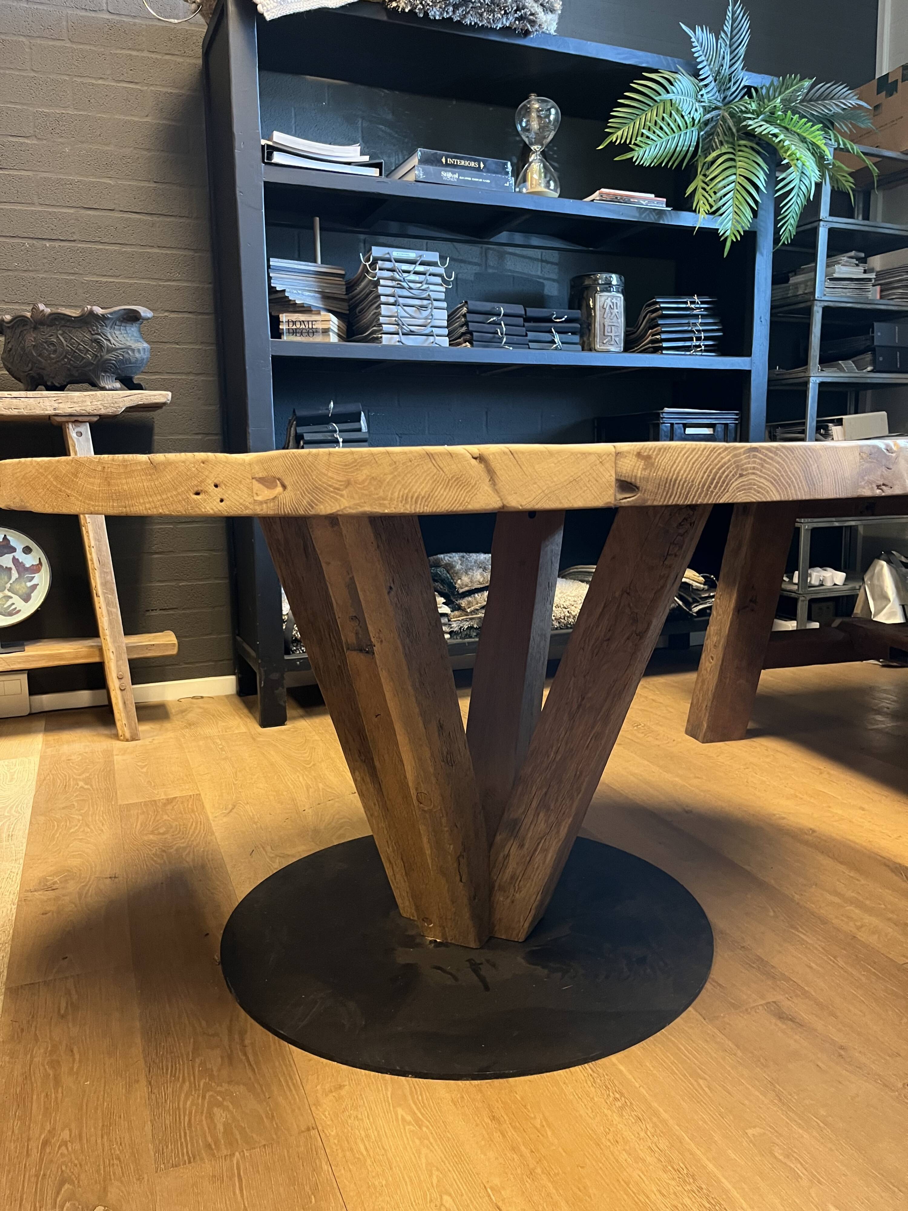 Round table in solid antique oak with a thick top