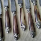 Box of 12 antique cheese or dessert knives. Steel and bovine horn.