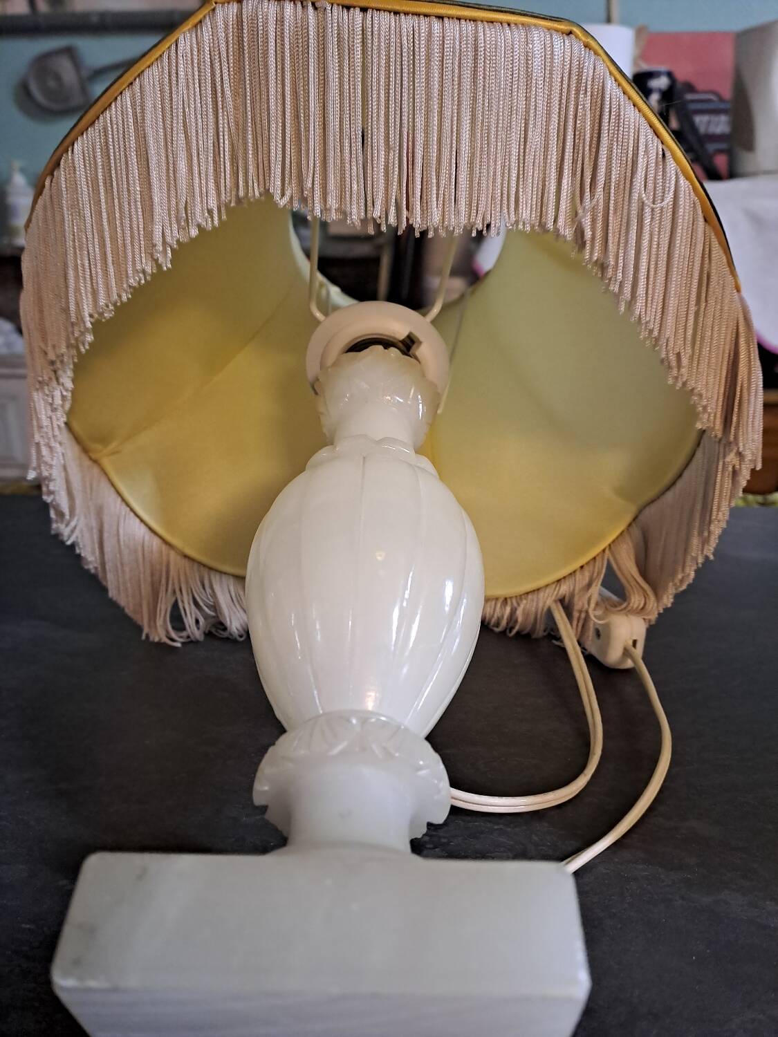2 bedside lamps in white alabaster with lampshades.