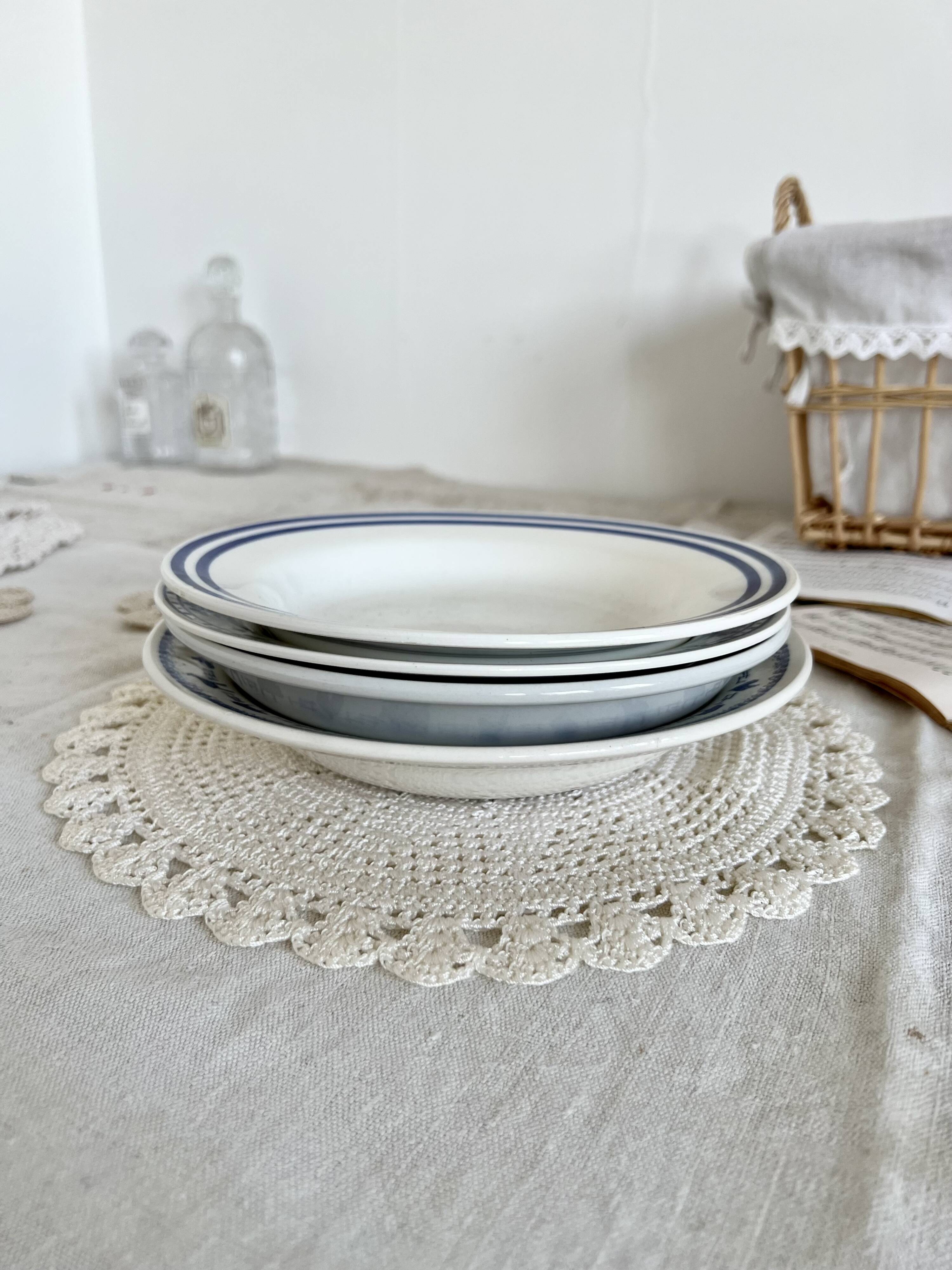 4 mismatched vintage deep plates blue and white porcelain set P