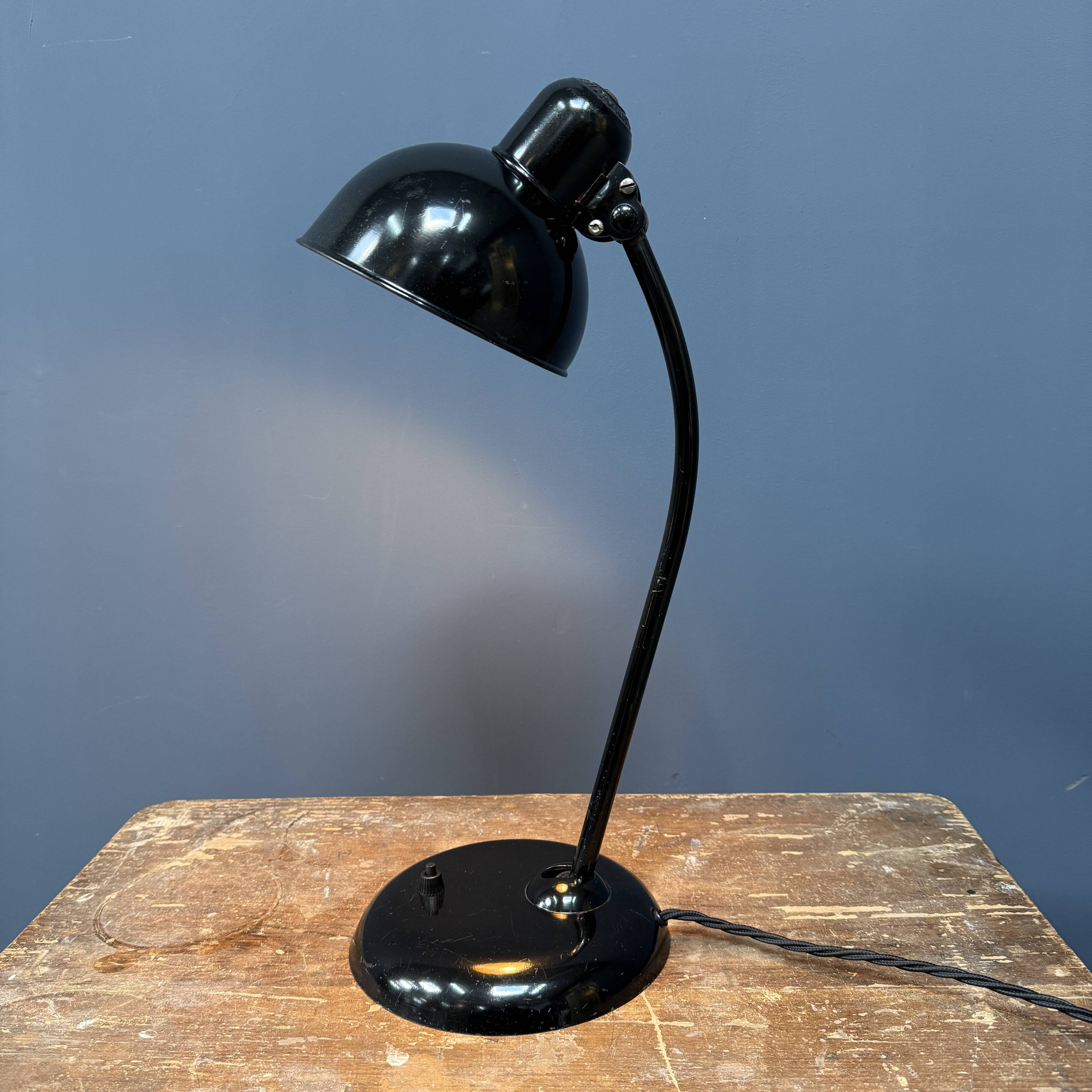 Lampe de bureau Bauhaus Kaiser Idell noire modèle 6556