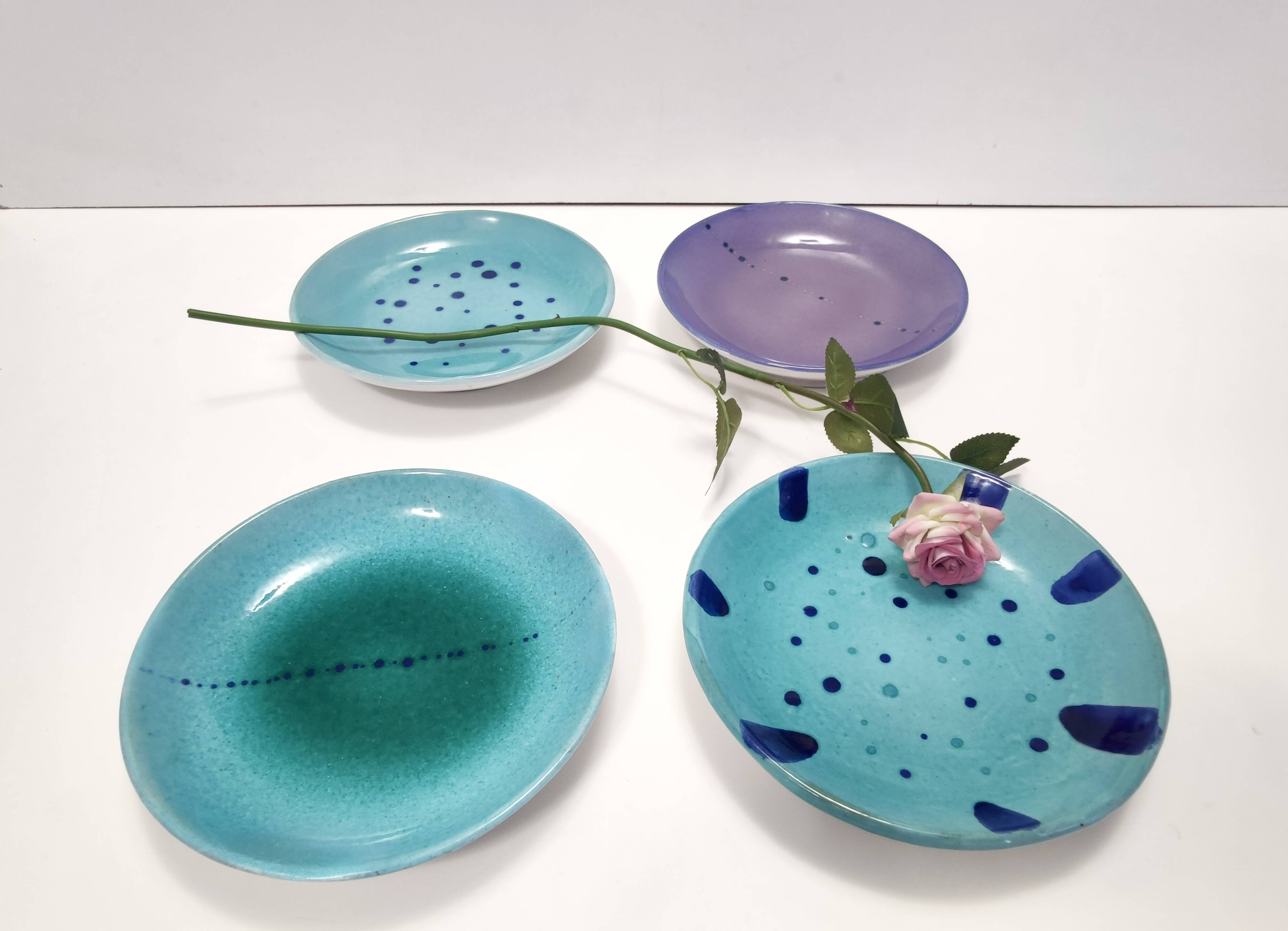 4 assiettes creuses, vide-poche en faïence turquoise par Albisola