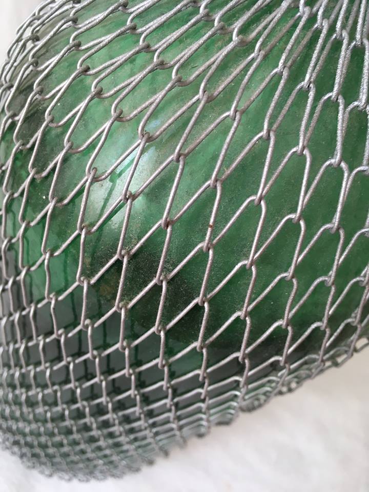 Large siphon origin Romania in glass with mesh body.