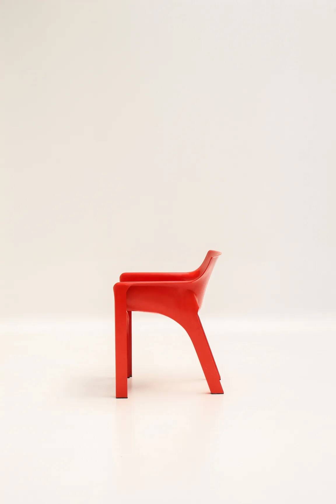 Set of 4 red "Gaudi" armchairs by Vico Magistretti for Artemide