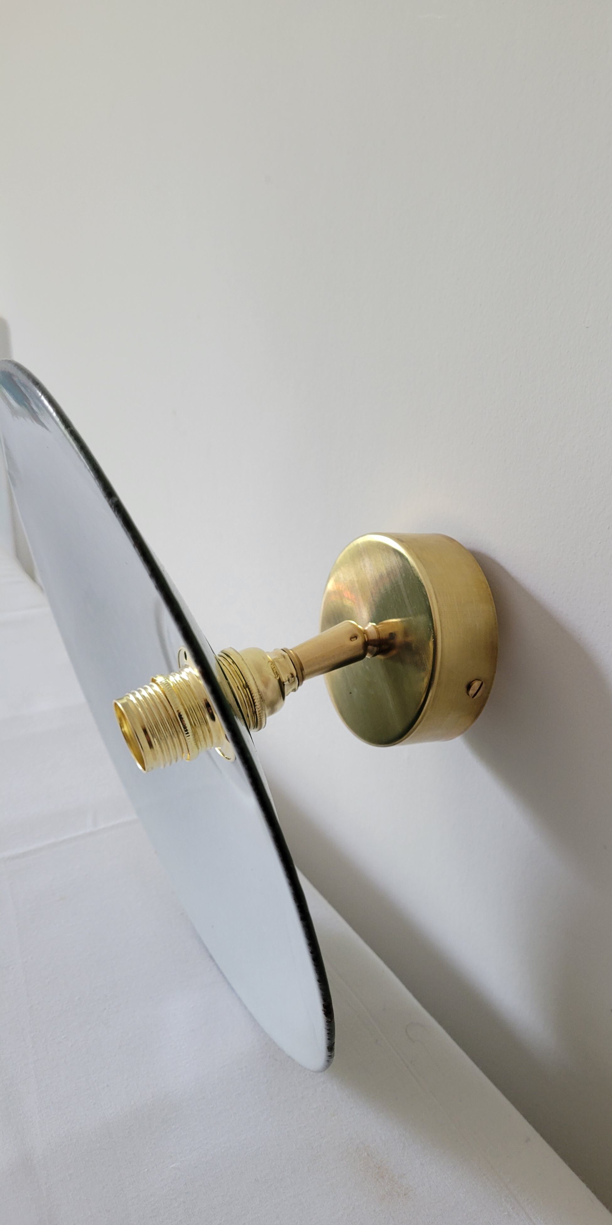 Otientable brass wall lamp and enamelled sheet metal