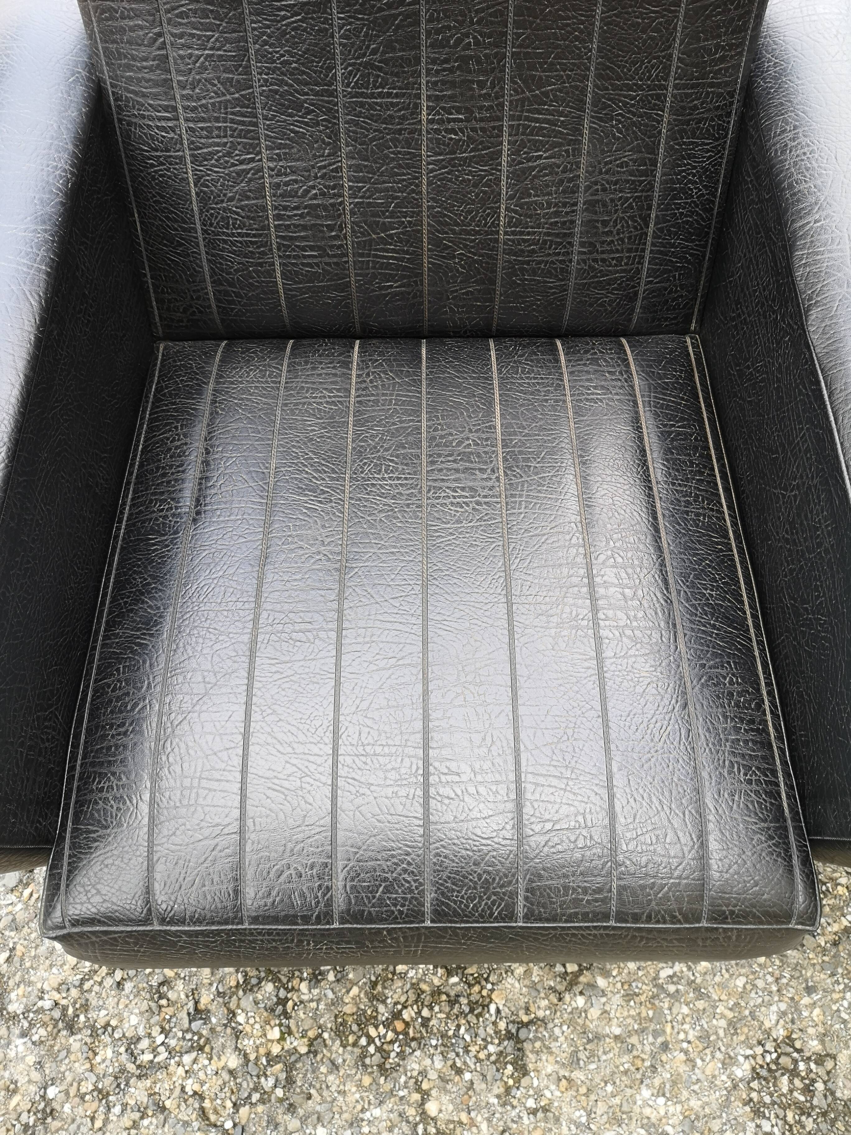 Paire de fauteuils skaï années 60